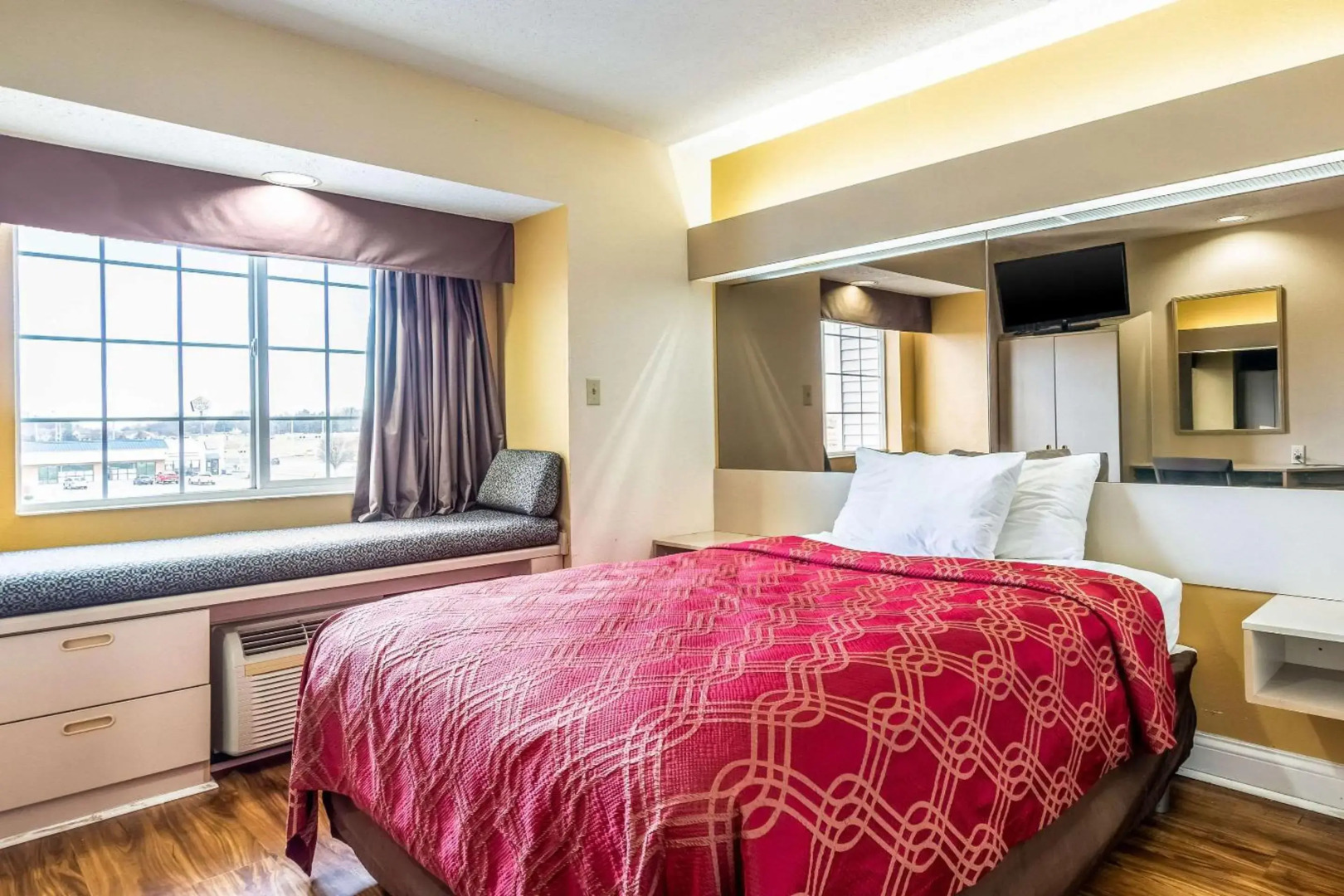 Econo Lodge Inn & Suites Evansville East