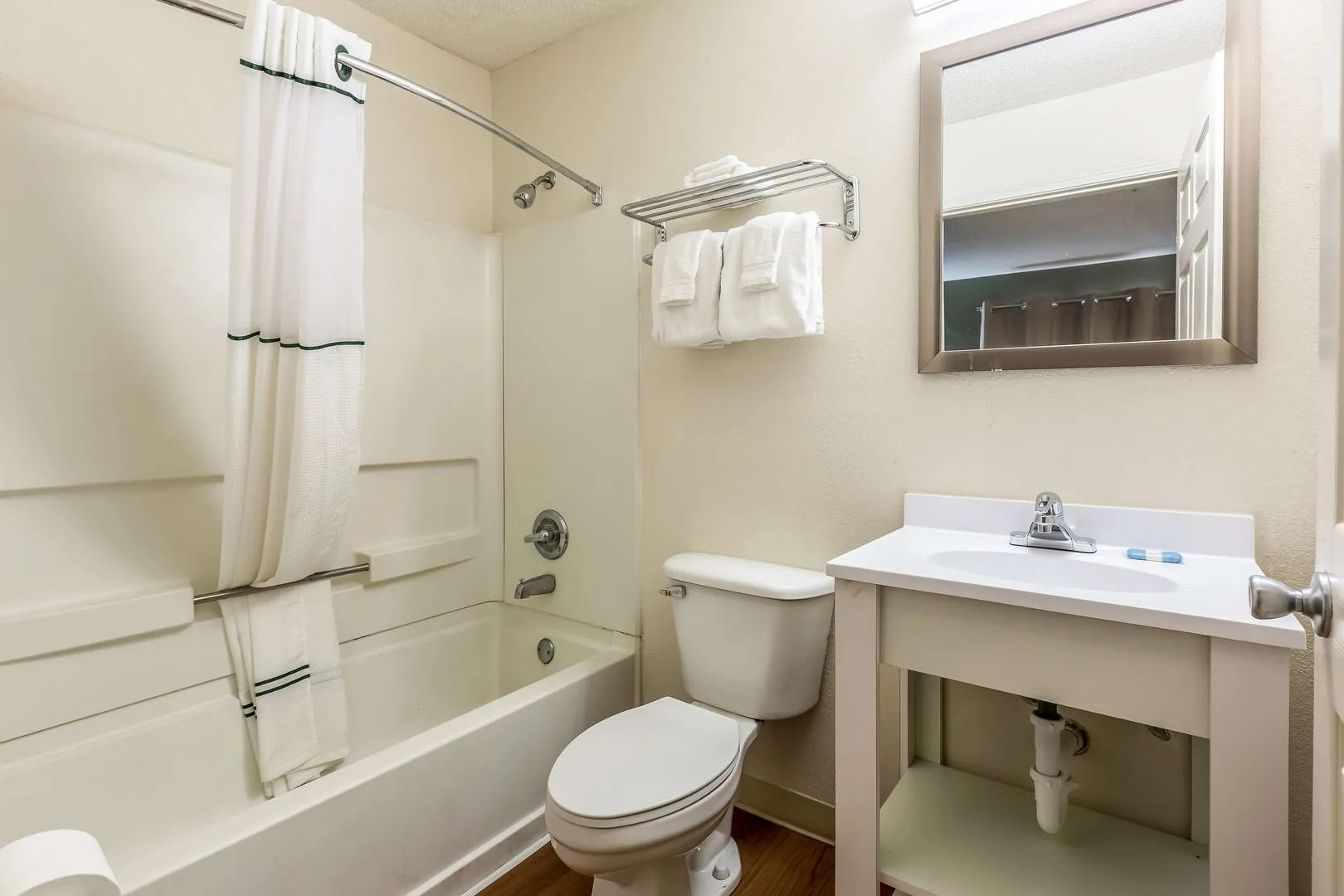 HomeTowne Studios by Red Roof Atlanta - Chamblee