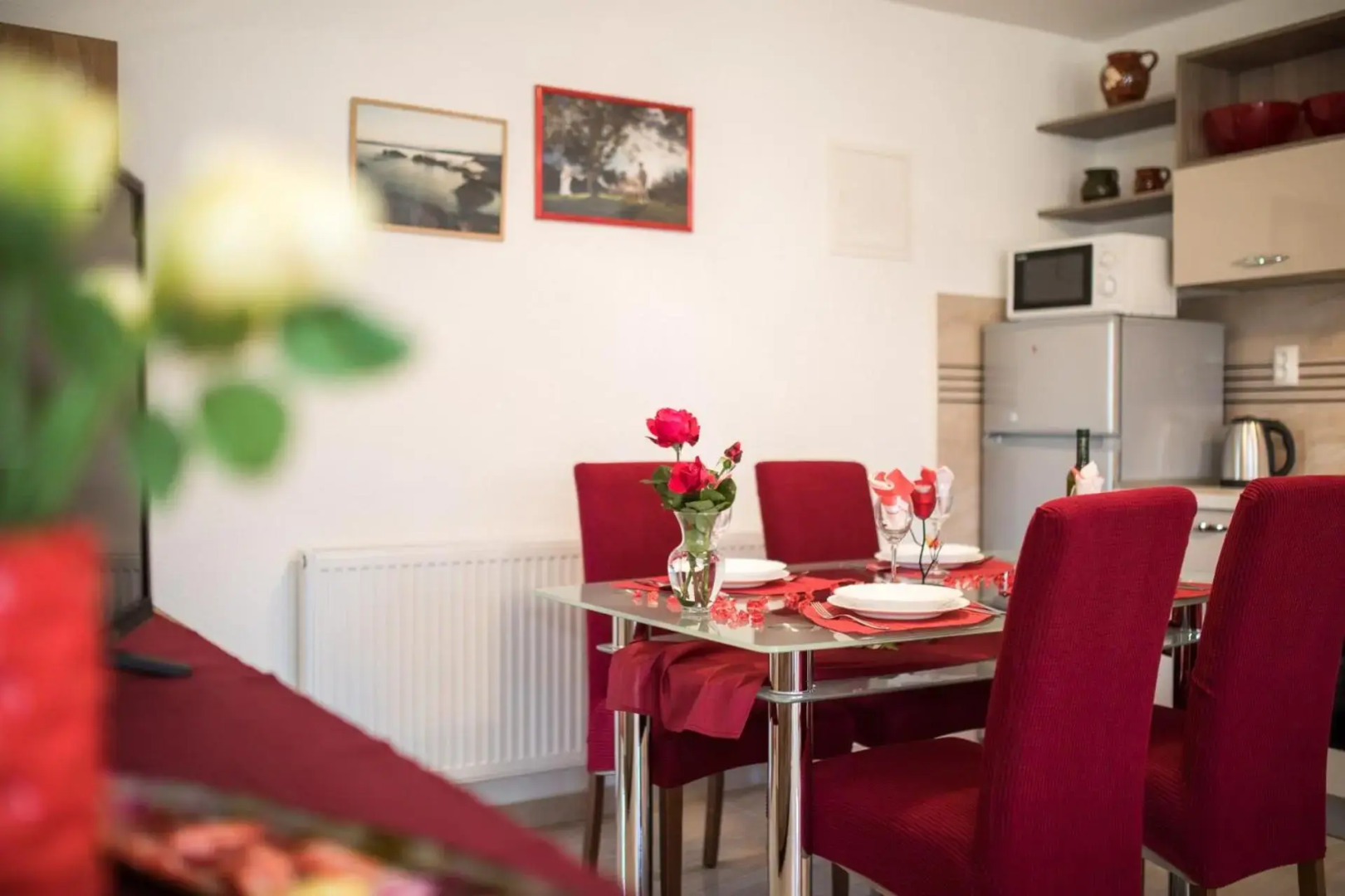 Apartment Doris, Nenadici