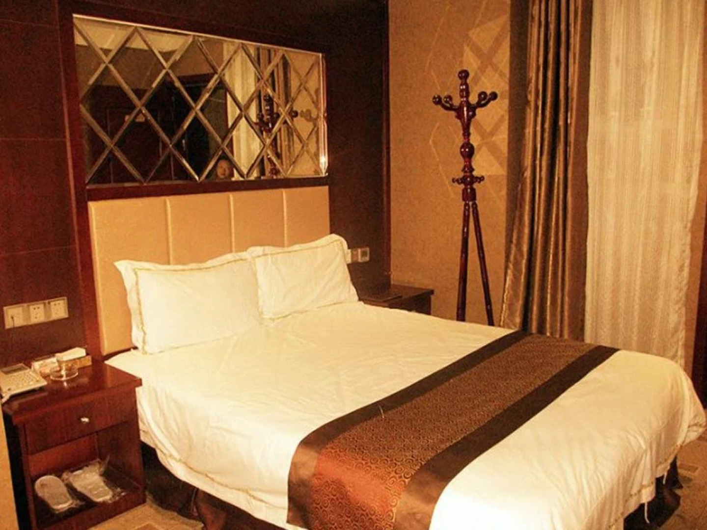 Longxiang Business Hotel