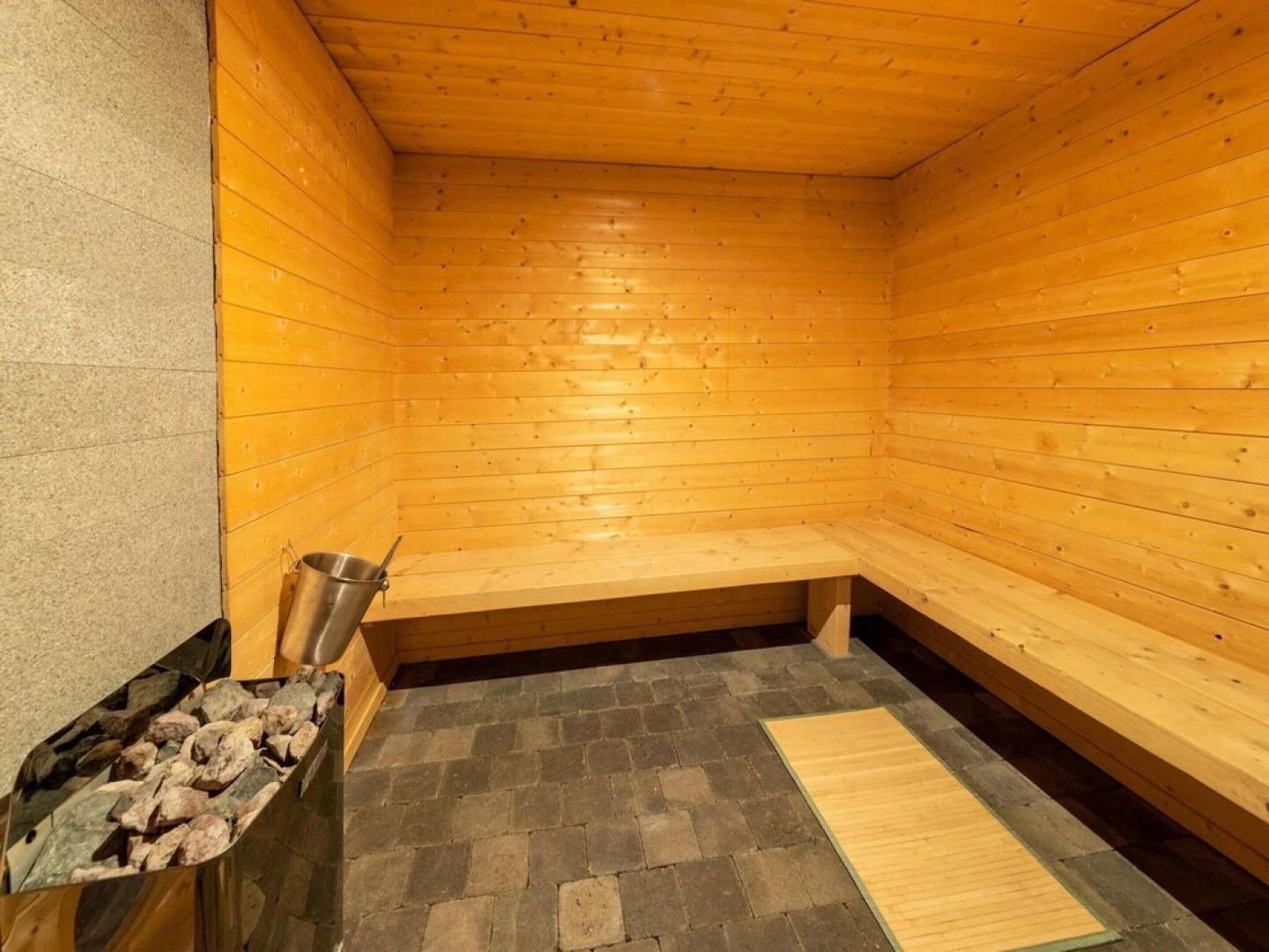 Mansion With Pool & Bar