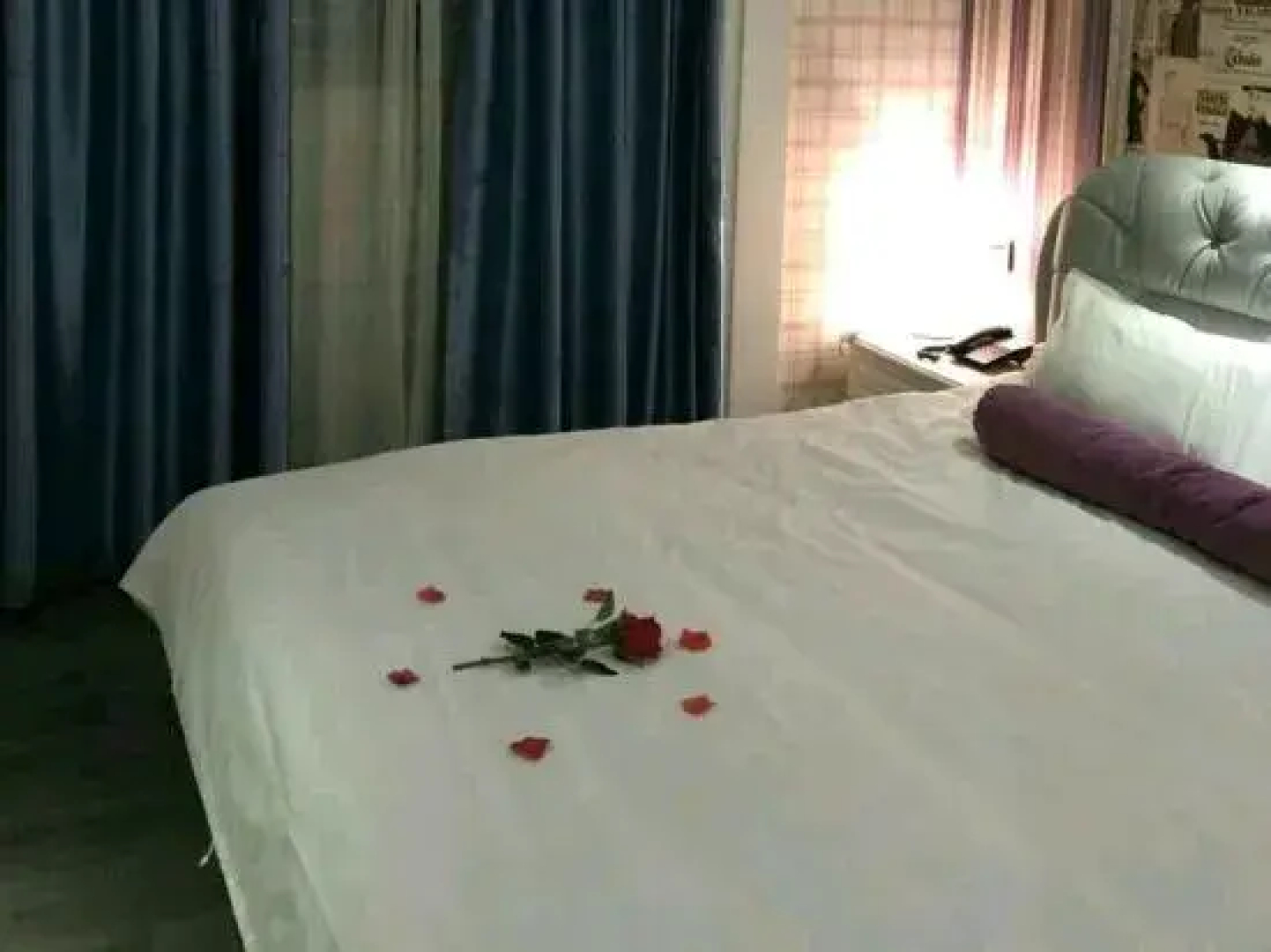 Weike Boutique Theme Hotel (Lianyungang Pedestrian Street Suning Square)