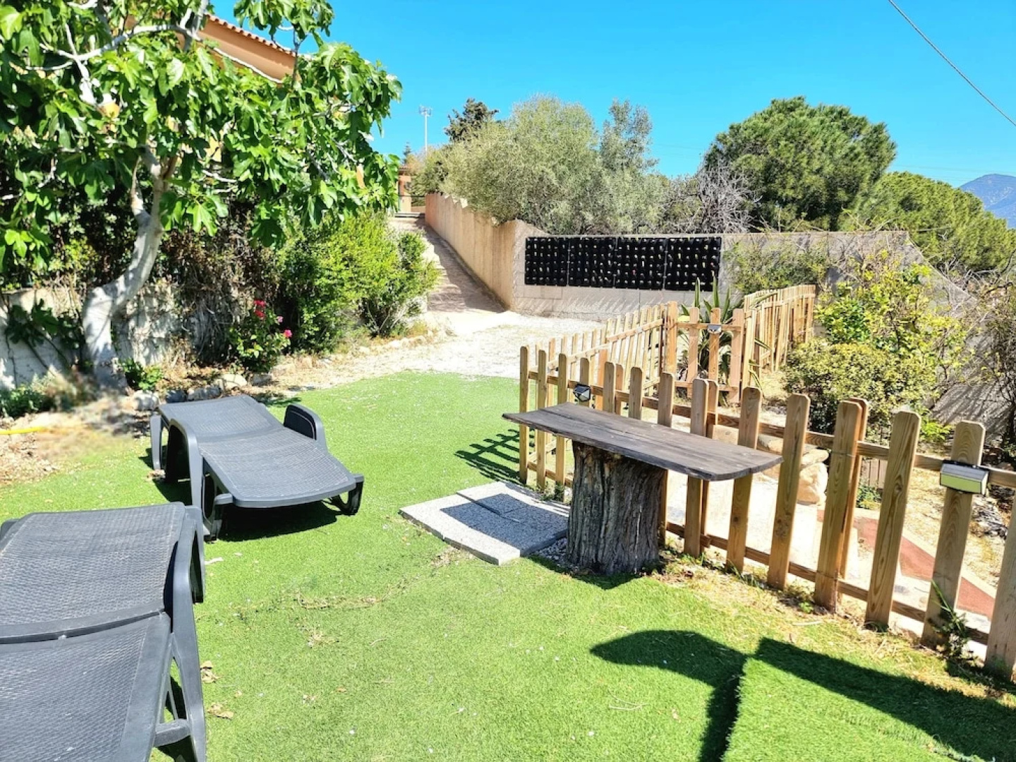 Stylish Home With Views, 4 min Walk to the Beach!!
