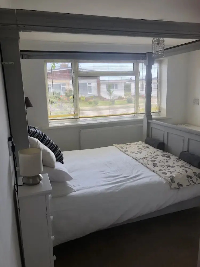 3 bed Bungalow minutes from the beach