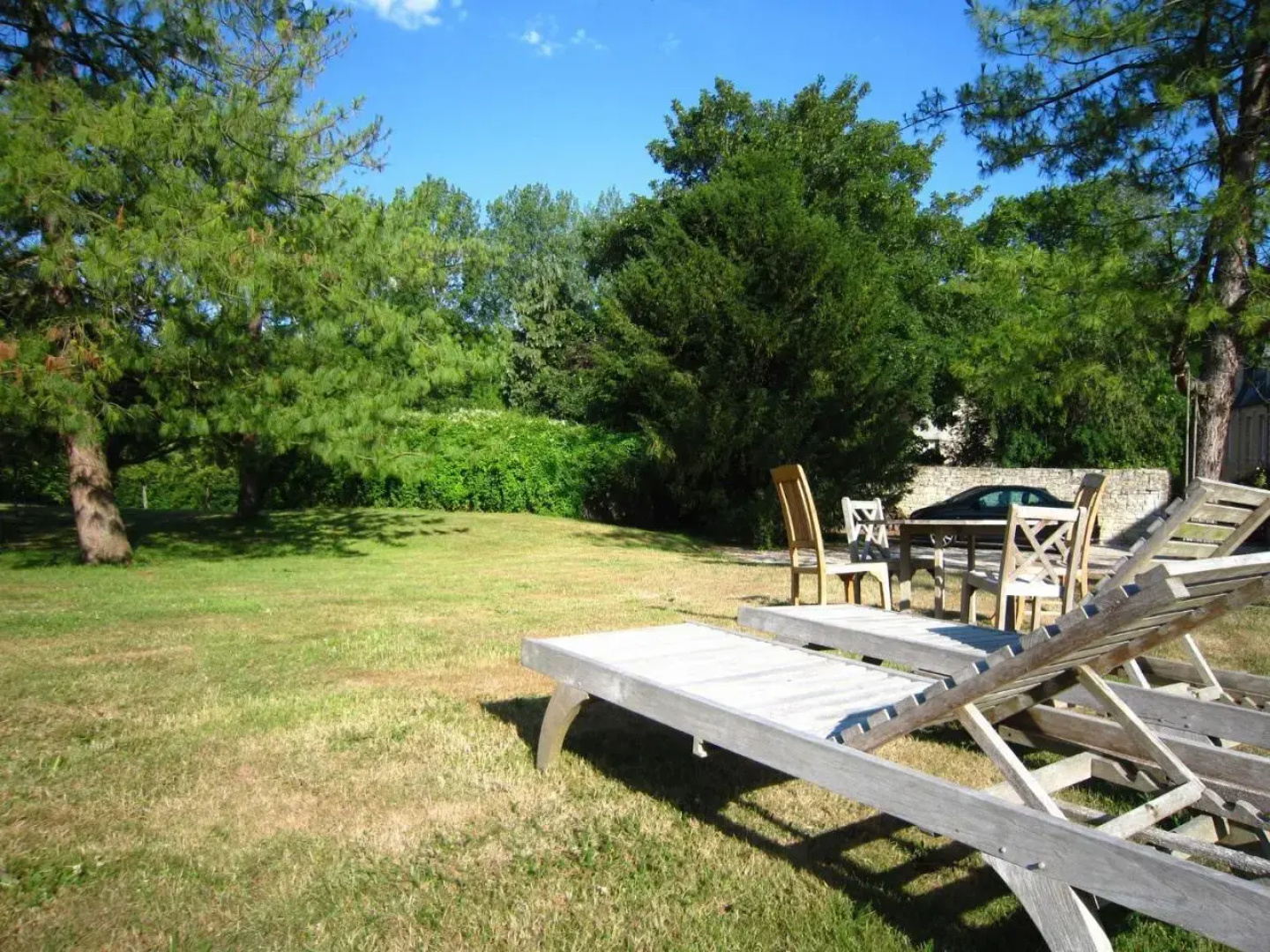 Luxurious mansion in Lantheuil with garden