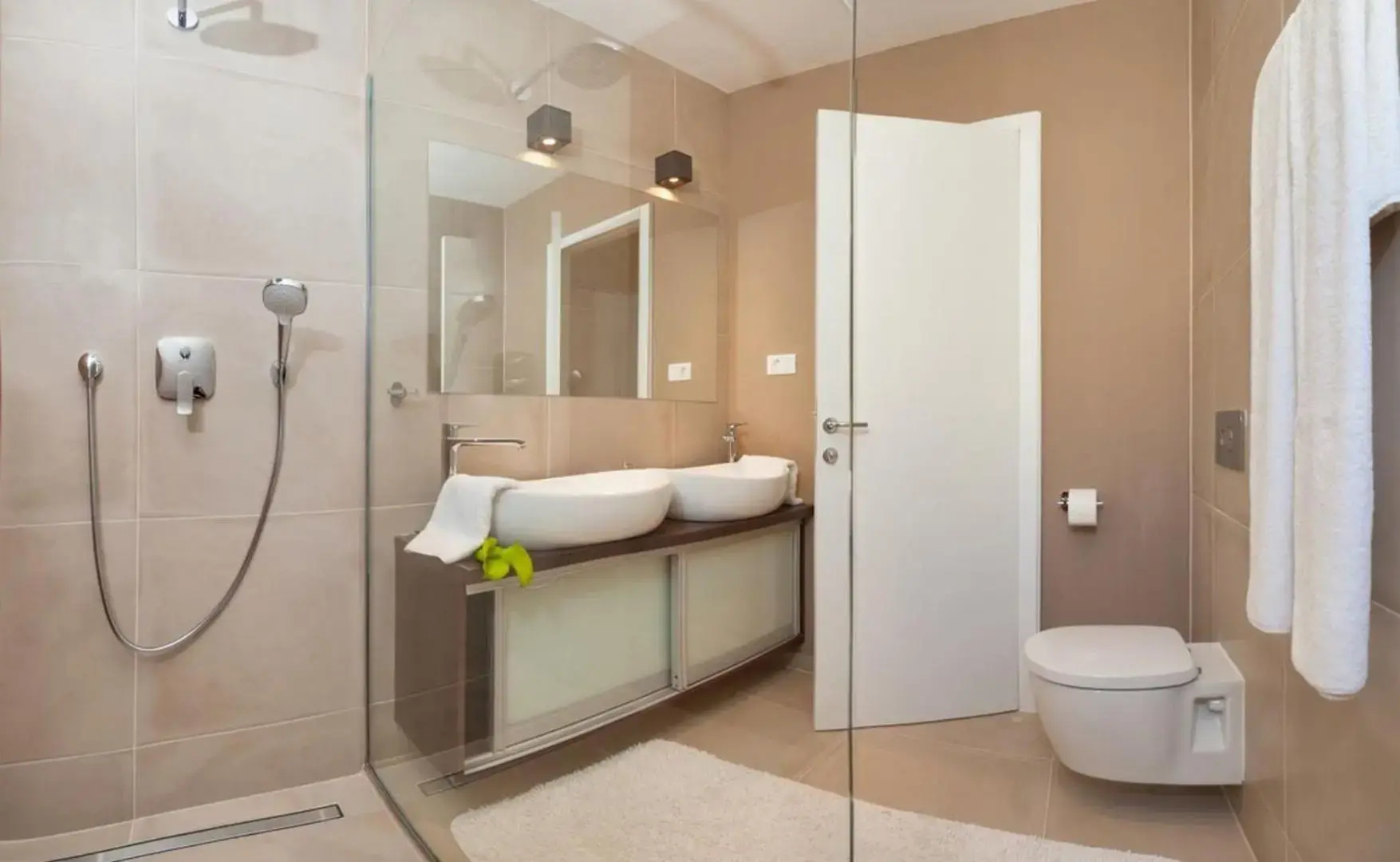 Luxury Beachfront Villa Trogir 2 with private pool, jacuzzi and gym at the beach on Ciovo - Okrug Gornji