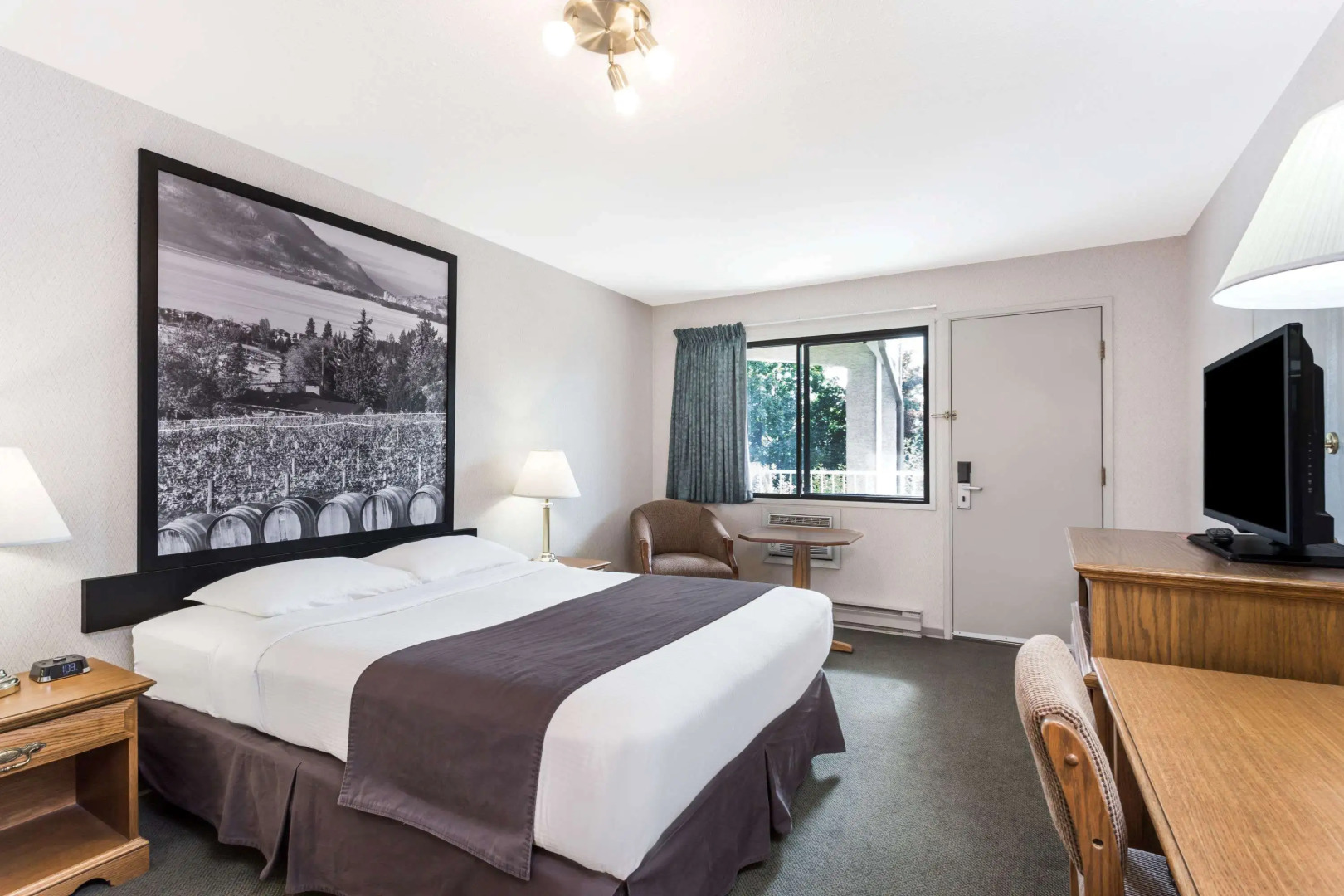 Super 8 by Wyndham Kelowna BC