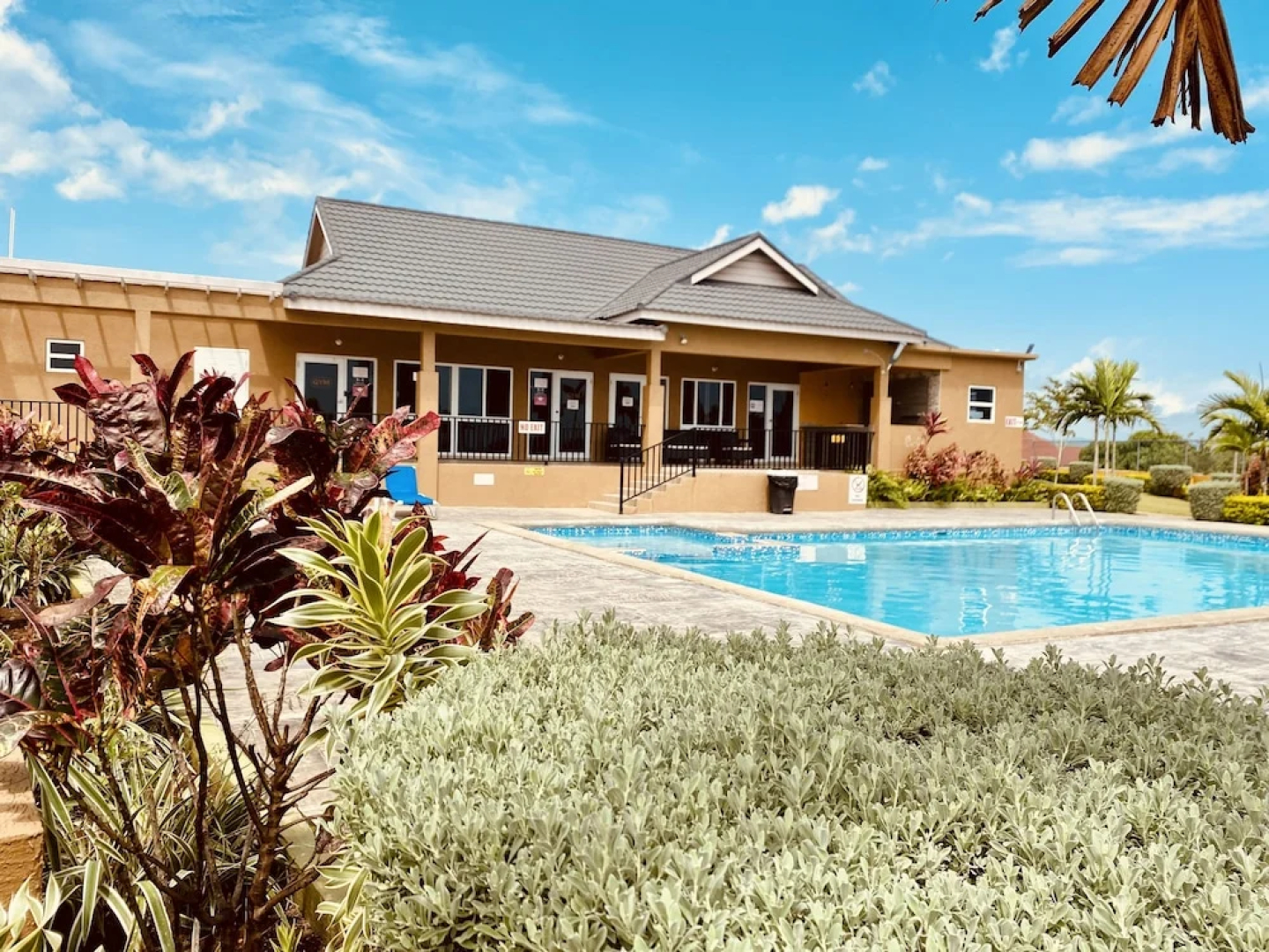 Jhadano Villa 3BR Pool Shuttle 3 Mins to Beach