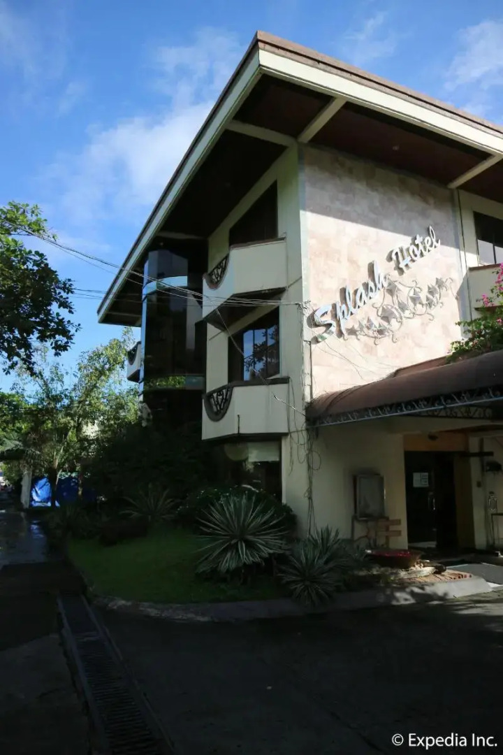 Splash Mountain Resort Hotel