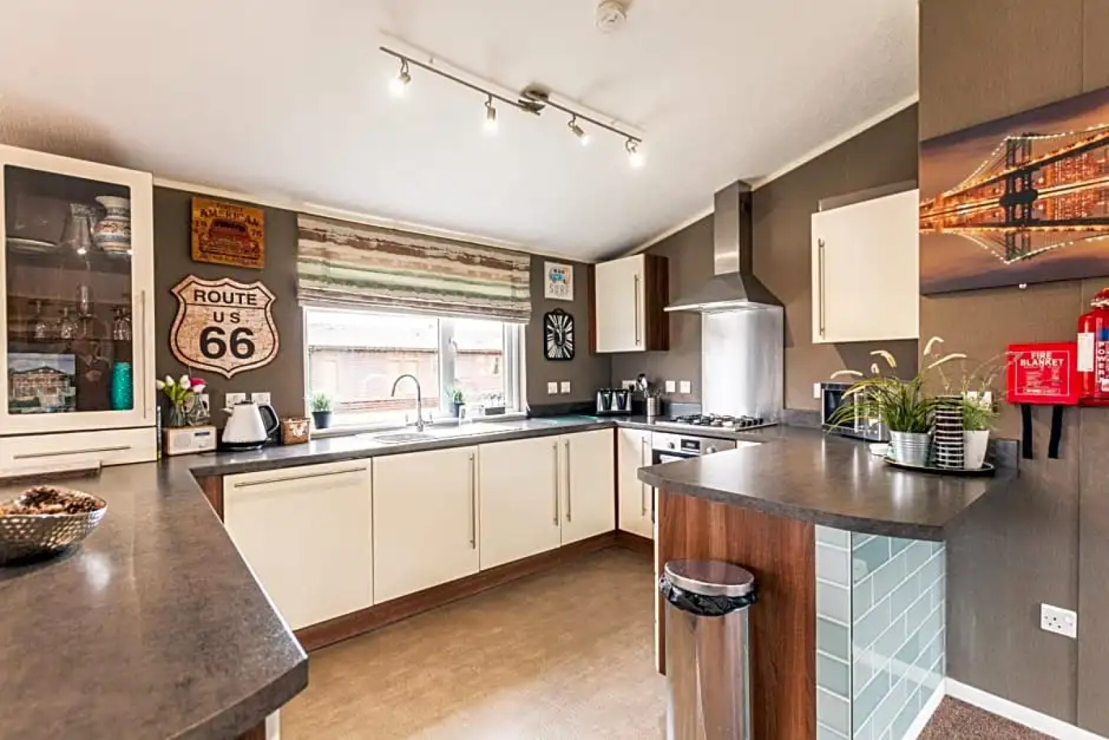 Kingfisher Lodge with Hot Tub