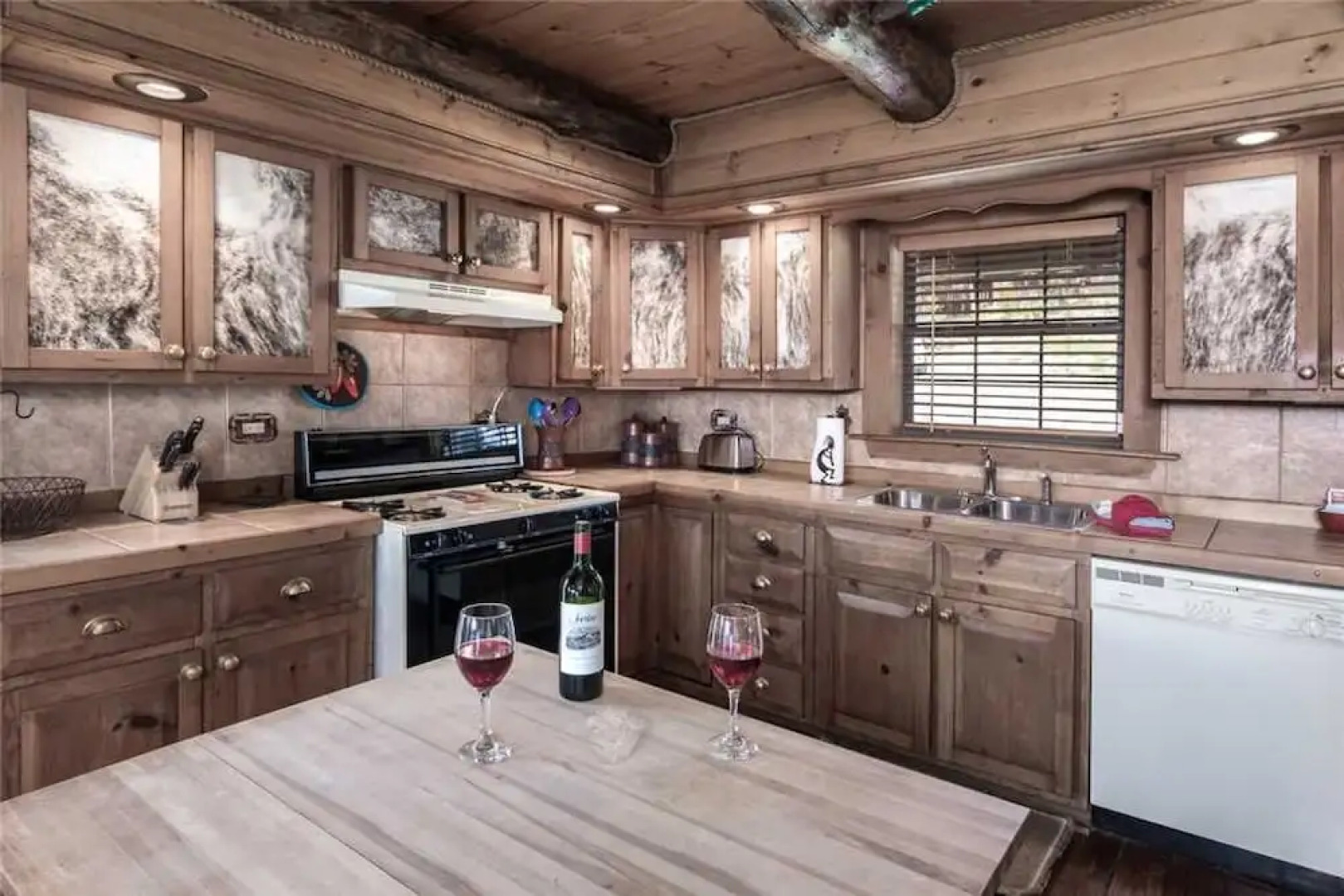 Buena Vida - Three Bedroom Cabin with Hot Tub