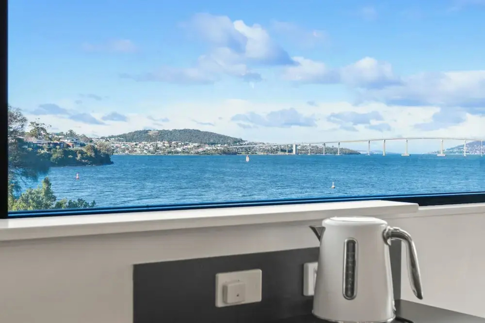 Waterfront Home - Gorgeous Views - 2 Bed