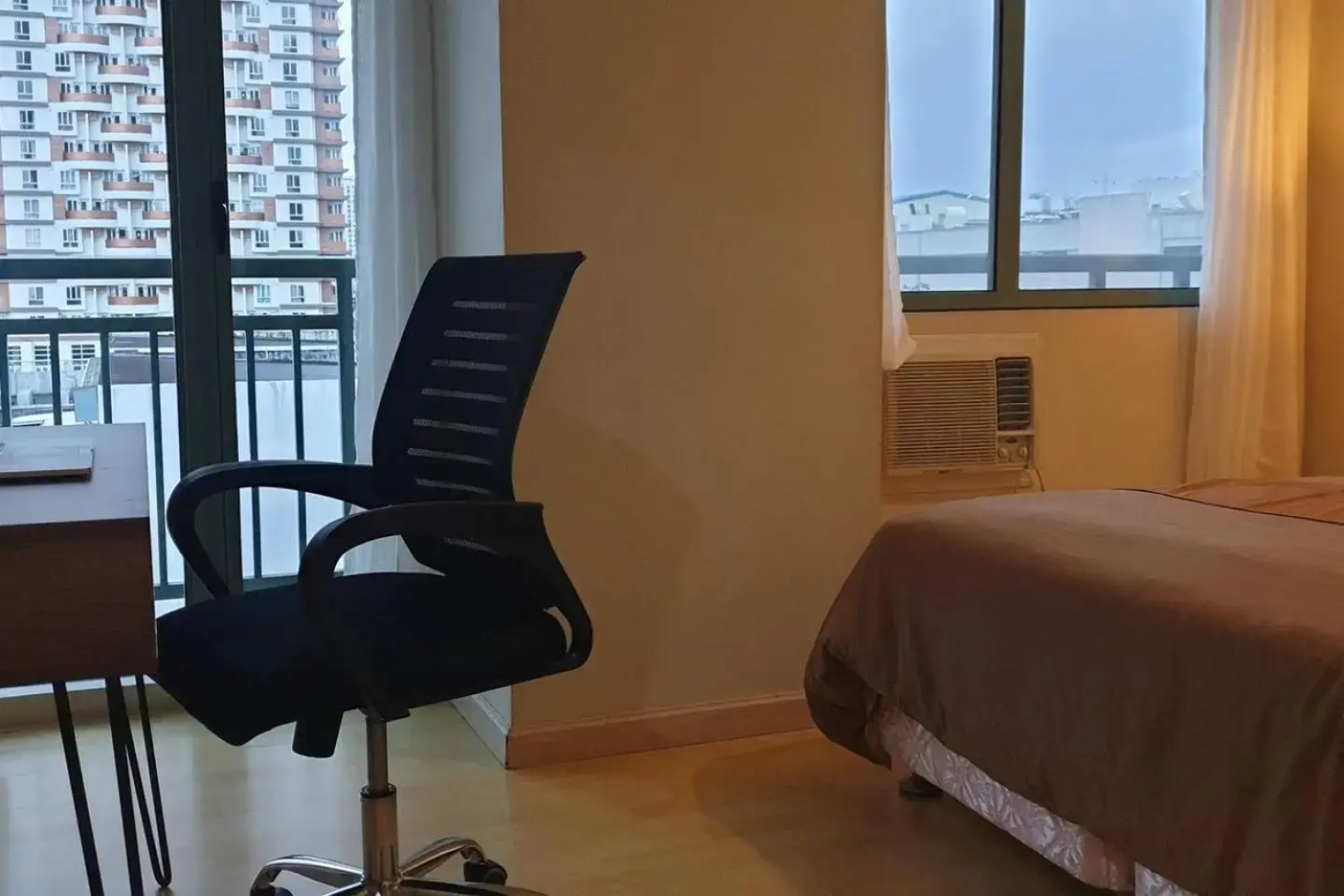 MANDALUYONG 2 Br w 2 Queen, 50HDtv across Shangrila Mall