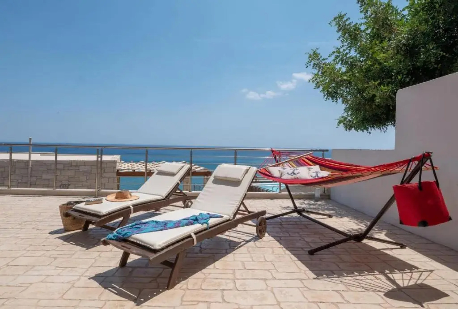 Private luxury 3bdrm Villa - Walk to beach