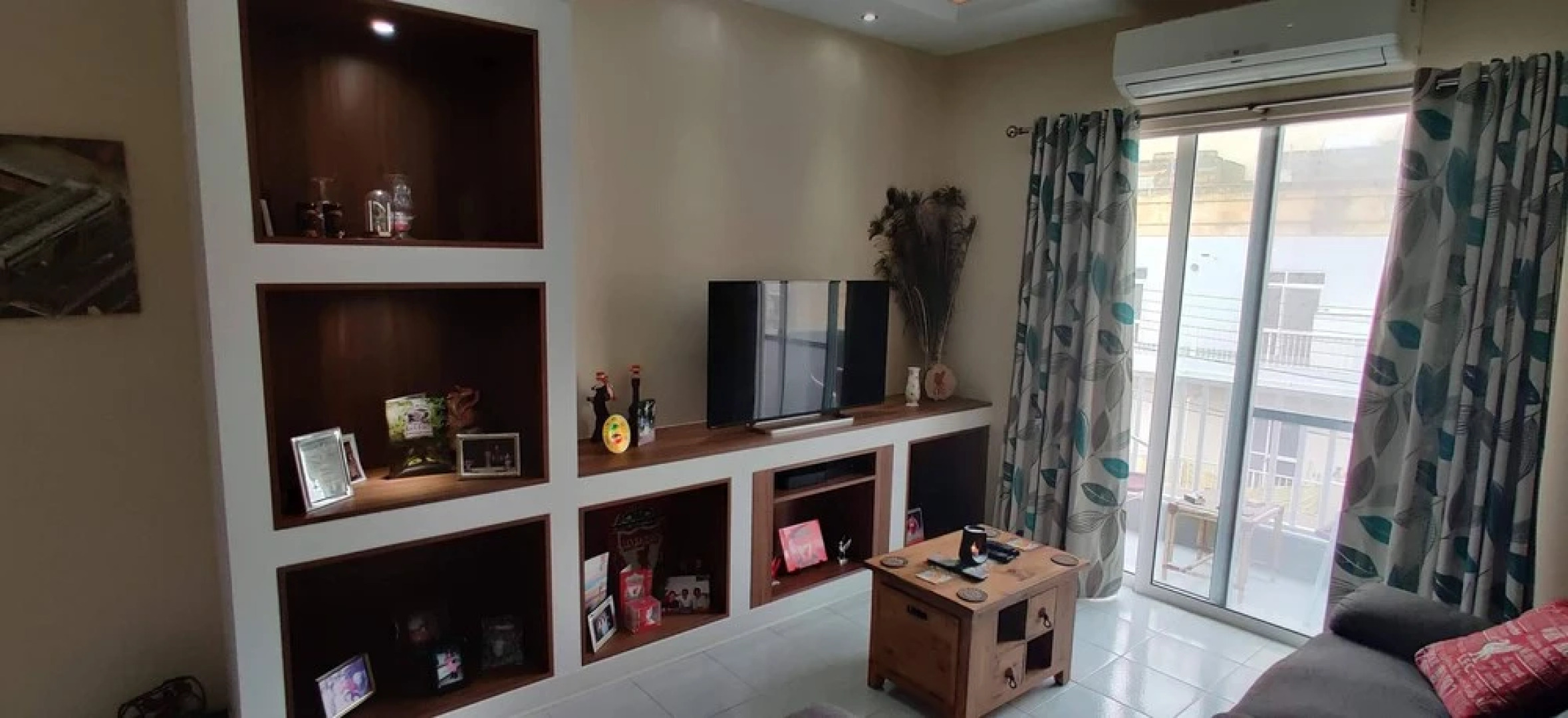 Room-very Bright Well Kept Apartment