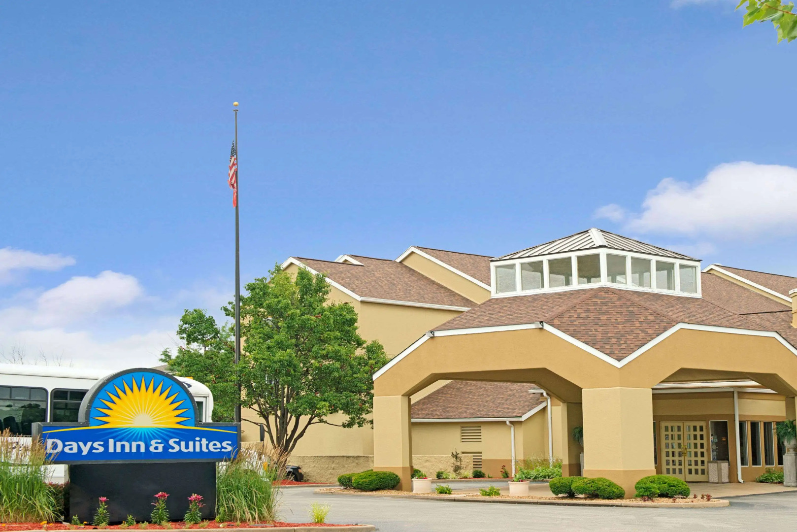 Days Inn and Suites by Wyndham St. Louis/Westport Plaza