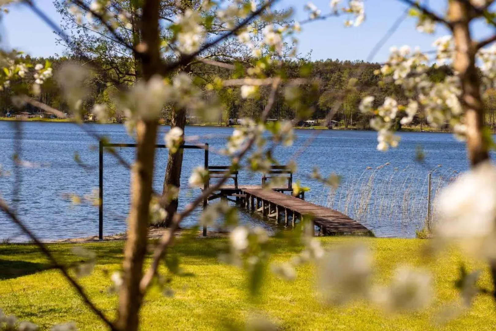 Apartament nad jeziorem Sukiel z własną plażą