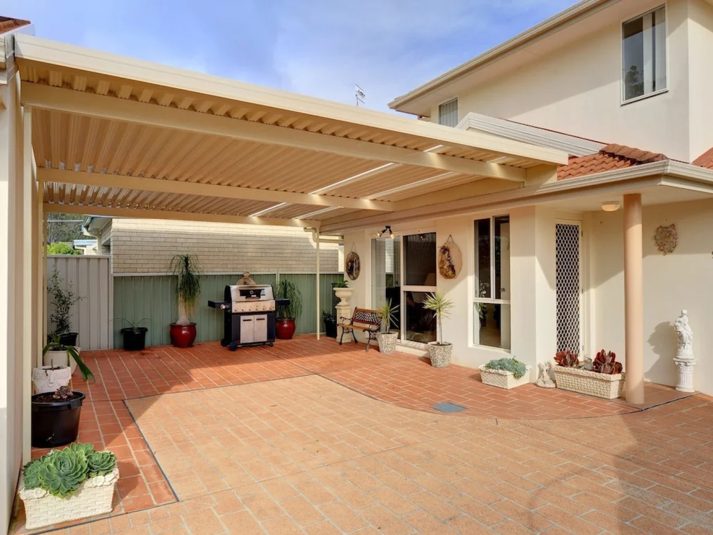 White Waves, 7B Achilles Street