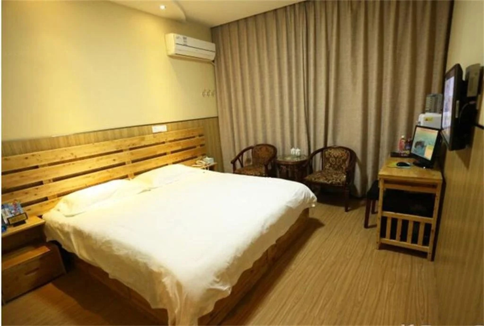 Deyang Luojiang Jingdong Business Inn