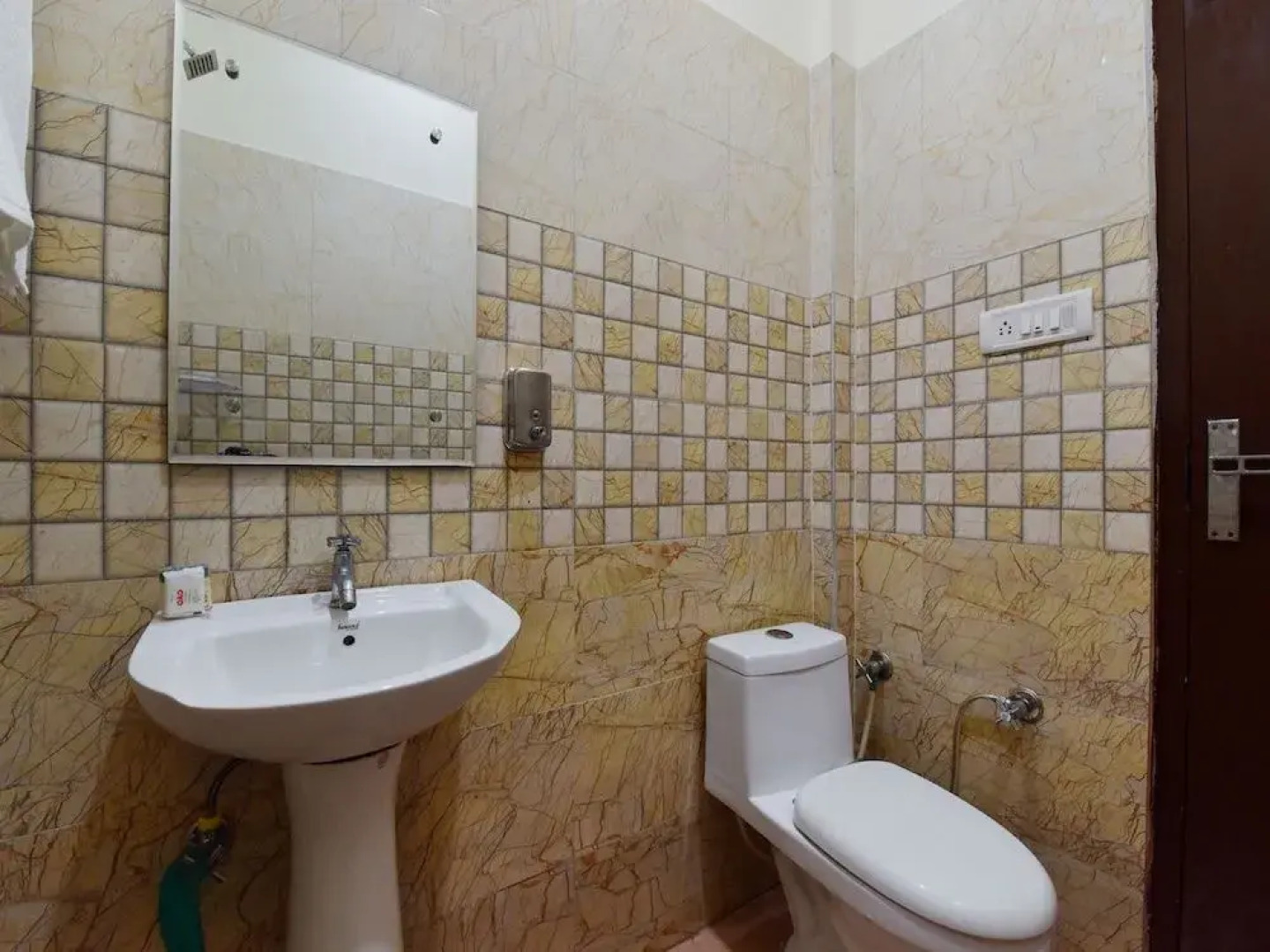 Oyo 28322 Hotel Paradise