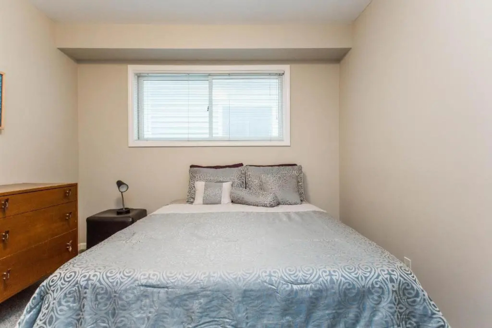 Old Town-Gold Coast Amazing 3 br Home/ Free Parking/ Breakfast/ Backyard/ Walk Everywhere/ Pets OK