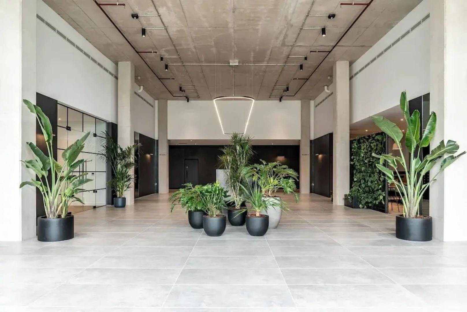 Lakeside - Central Apartment - Free Parking - Cinema Room