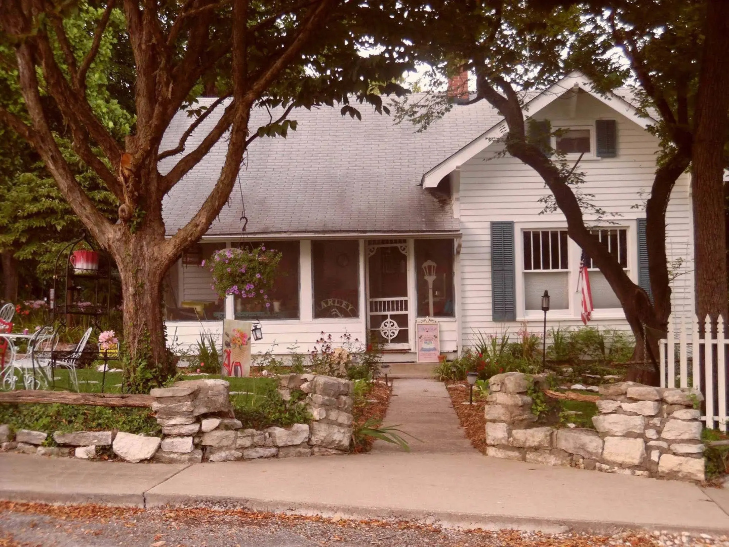 Maple Leaf Cottage Inn
