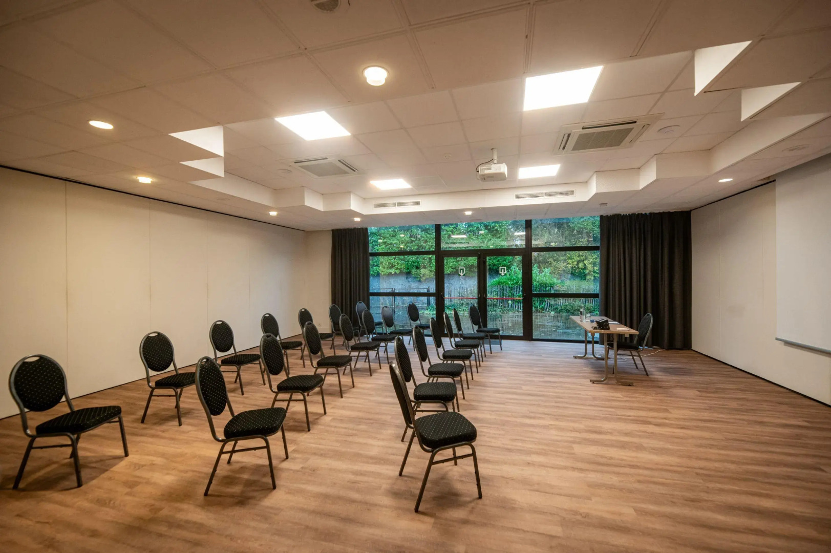 Hotel & Aparthotel Casteau Resort Mons