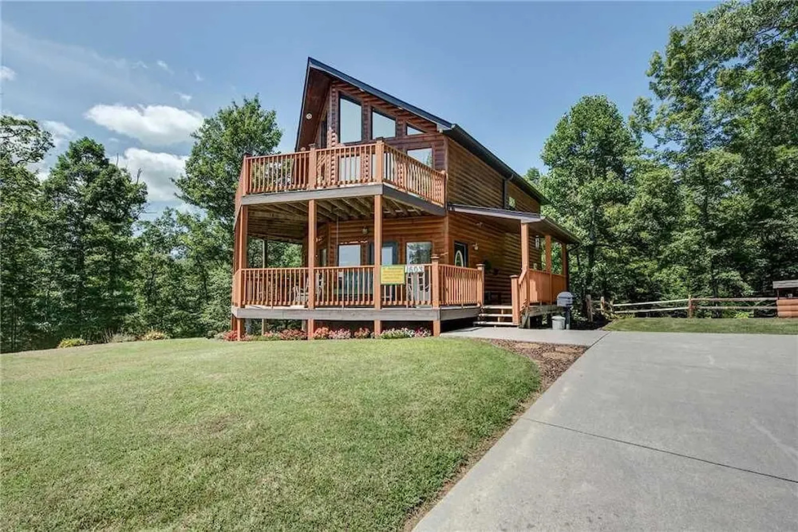 R Bearadise 2 Bedroom Home with Hot Tub