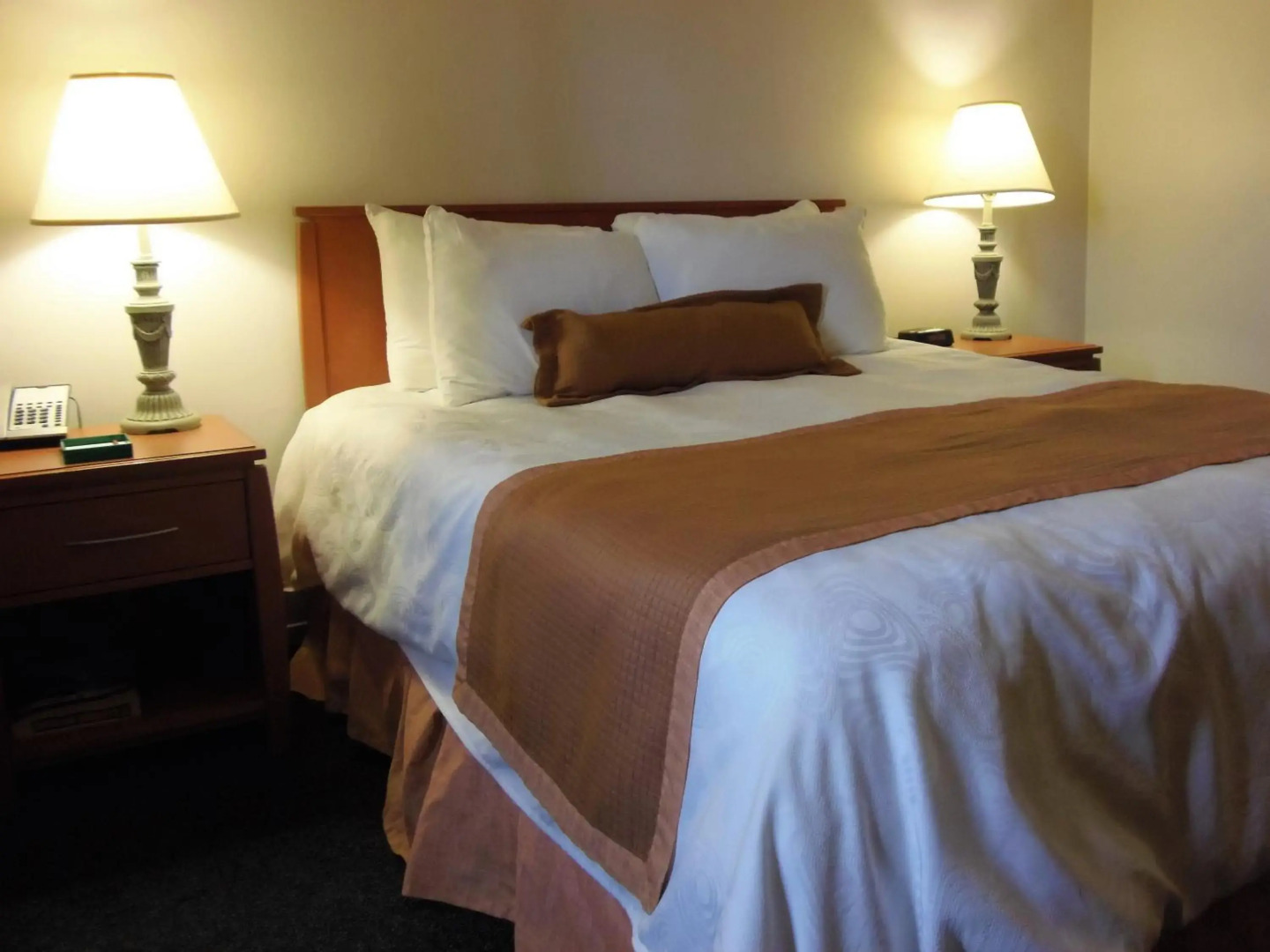 Rosslyn Inn and Suites