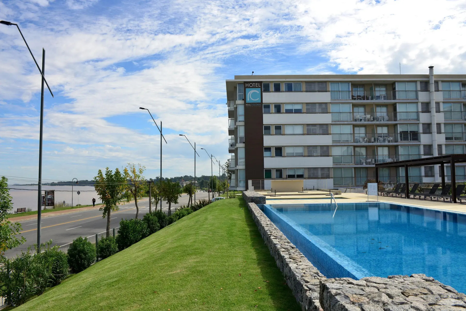 Real Colonia Hotel & Suites