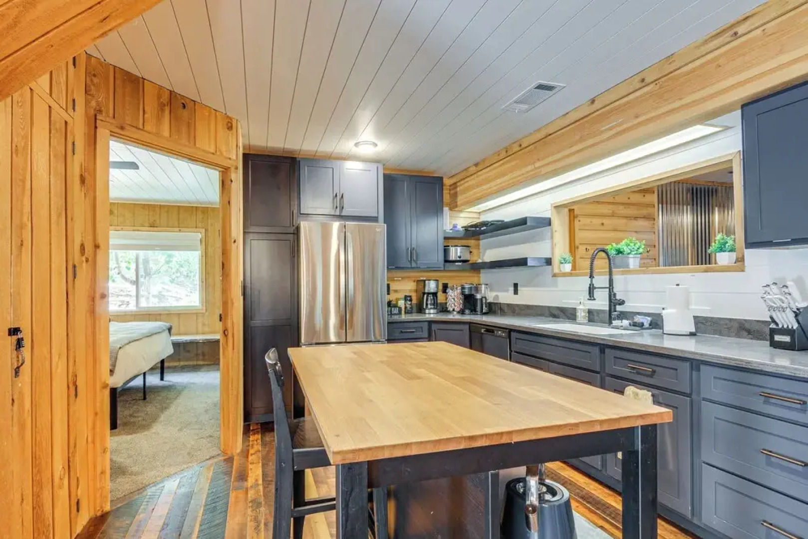 Inviting Utah Cabin w/ Spacious Deck + Fireplace!