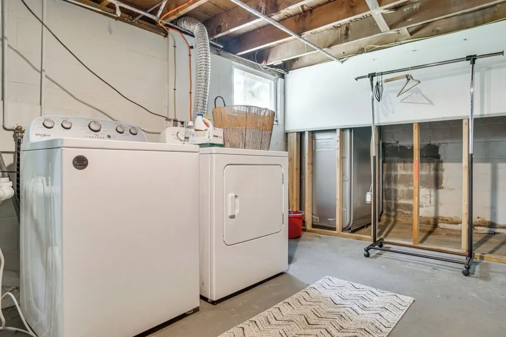 Charming Cape Cod Cottage: 4 Mi to Bristol Beach!