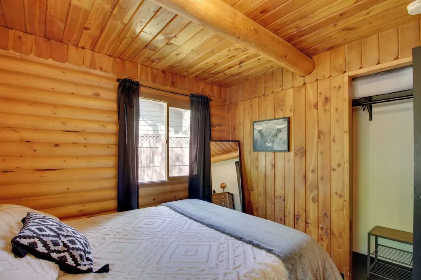 1 Mi to Beach & Lake: Breezy Point Cabin w/ Yard!