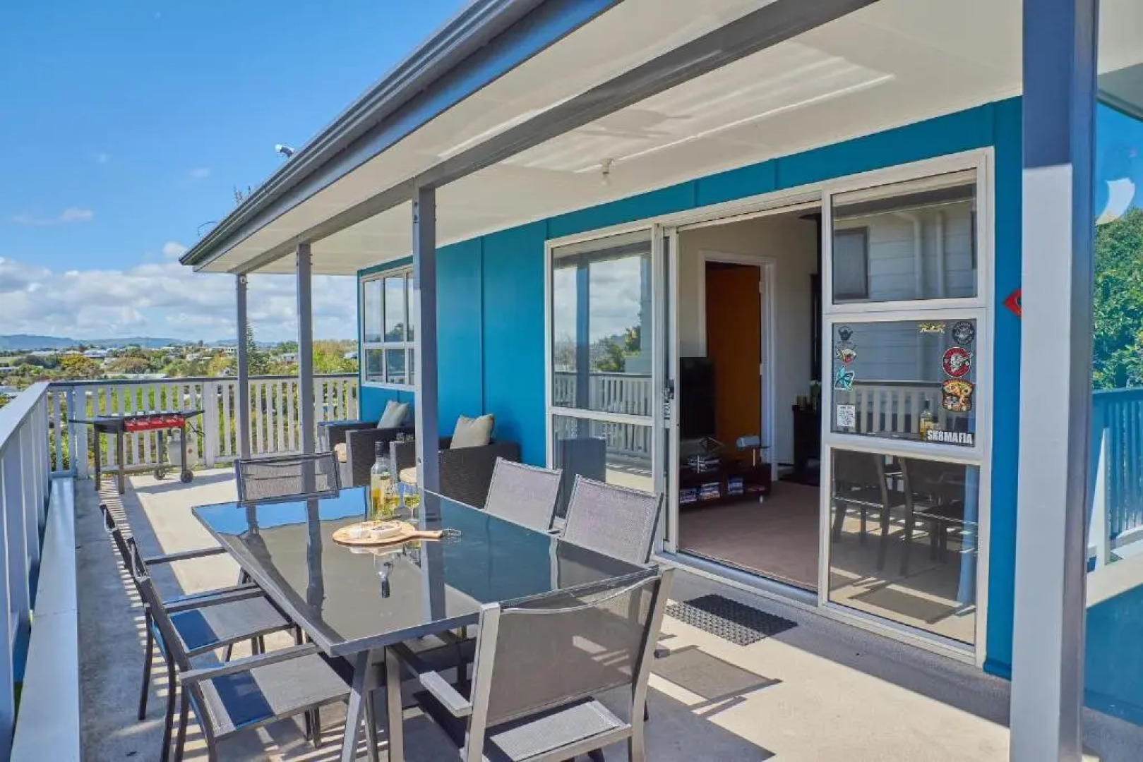 The Queenslander Raglan