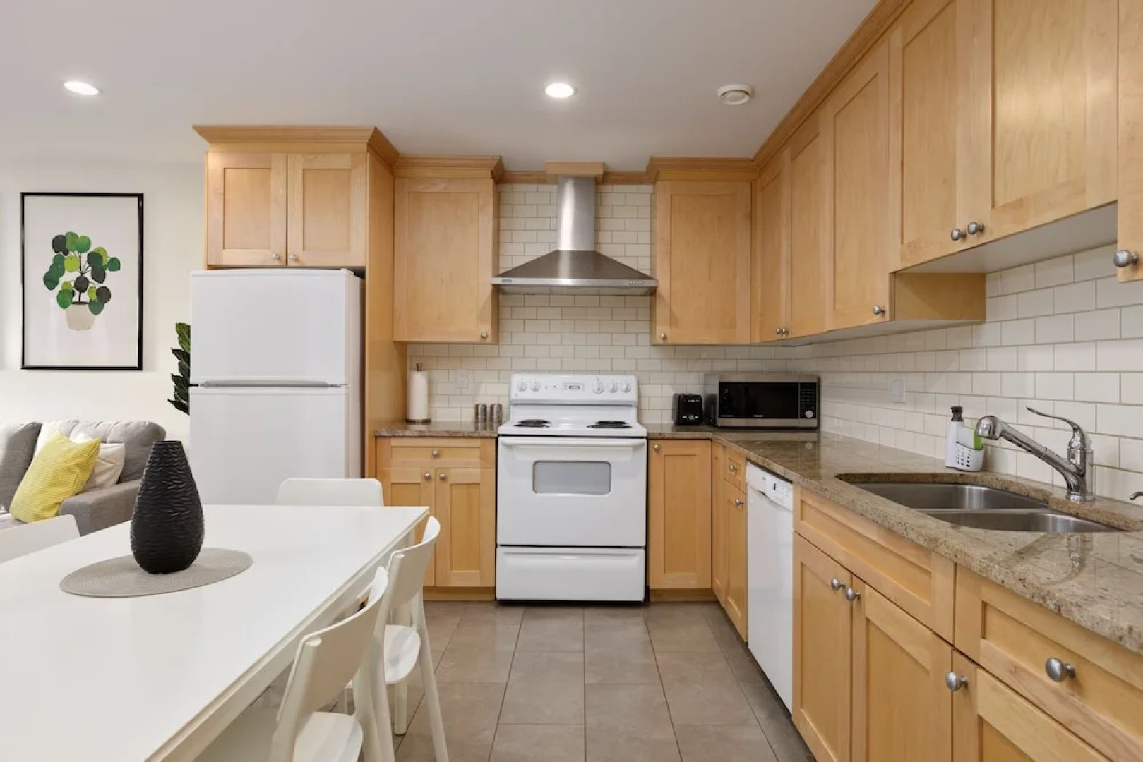 Cozy 2BR BSMT Suite Near Grouse Mt. and Edgemont.