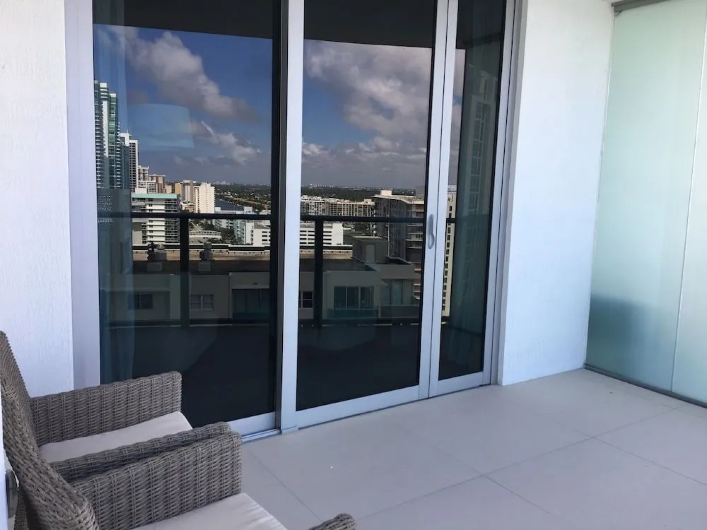 Lyfe Residence Building - Private apts over the beach