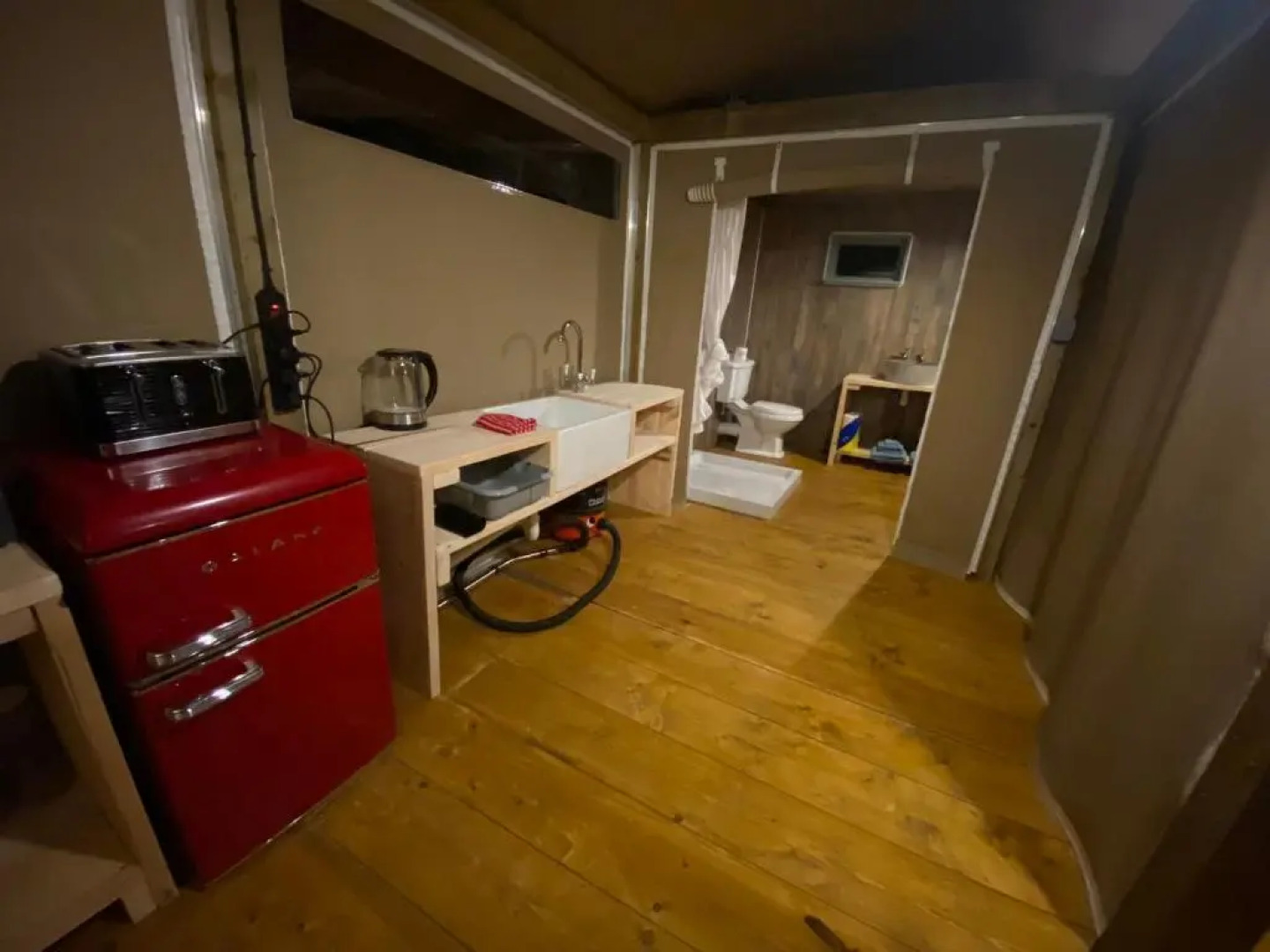 Beautiful Lakeside Safari Lodge