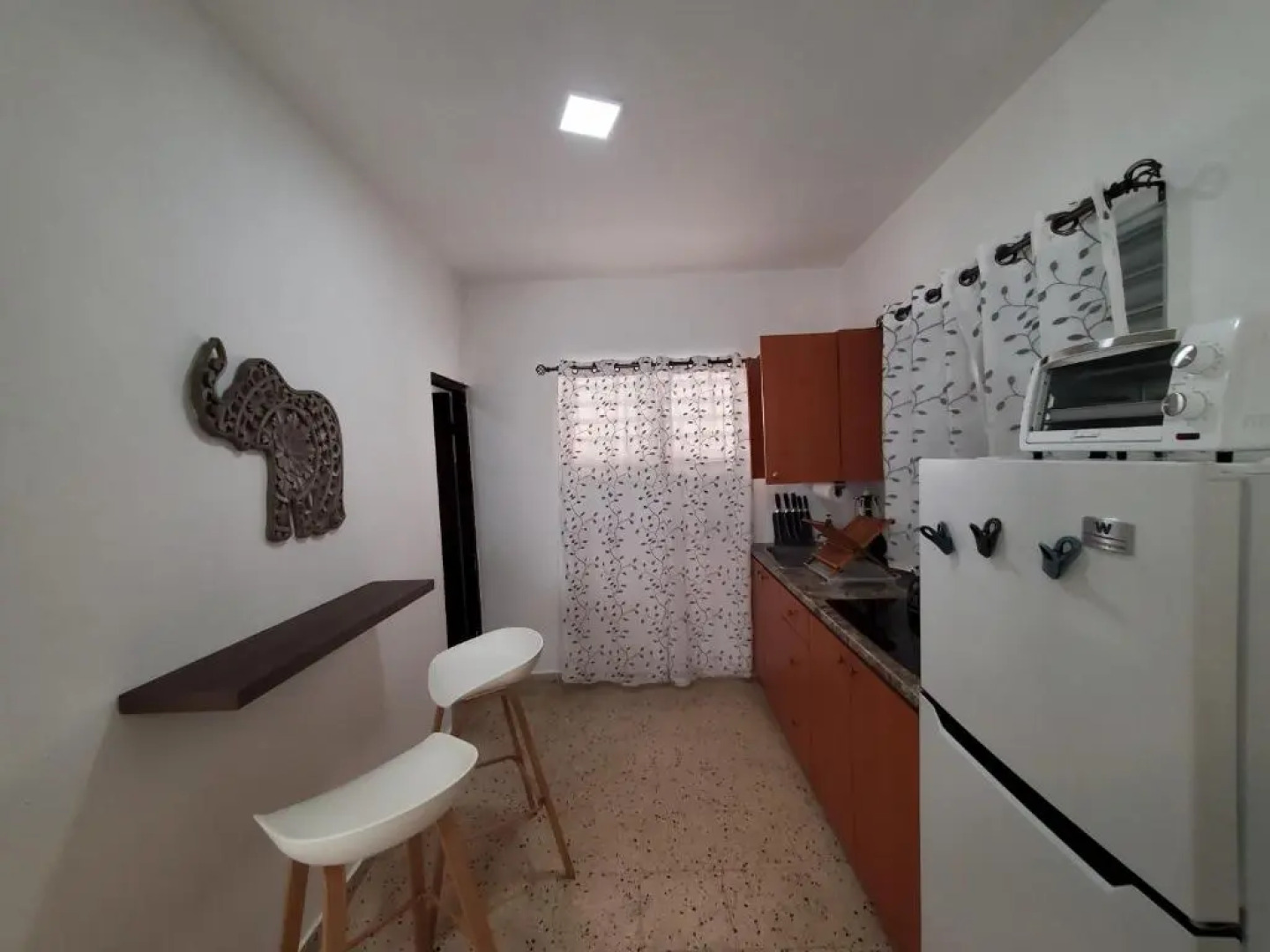 Aguadilla Surfers Lair apt with electricity water AC Wifi 8 minute walk to Crashboat beach