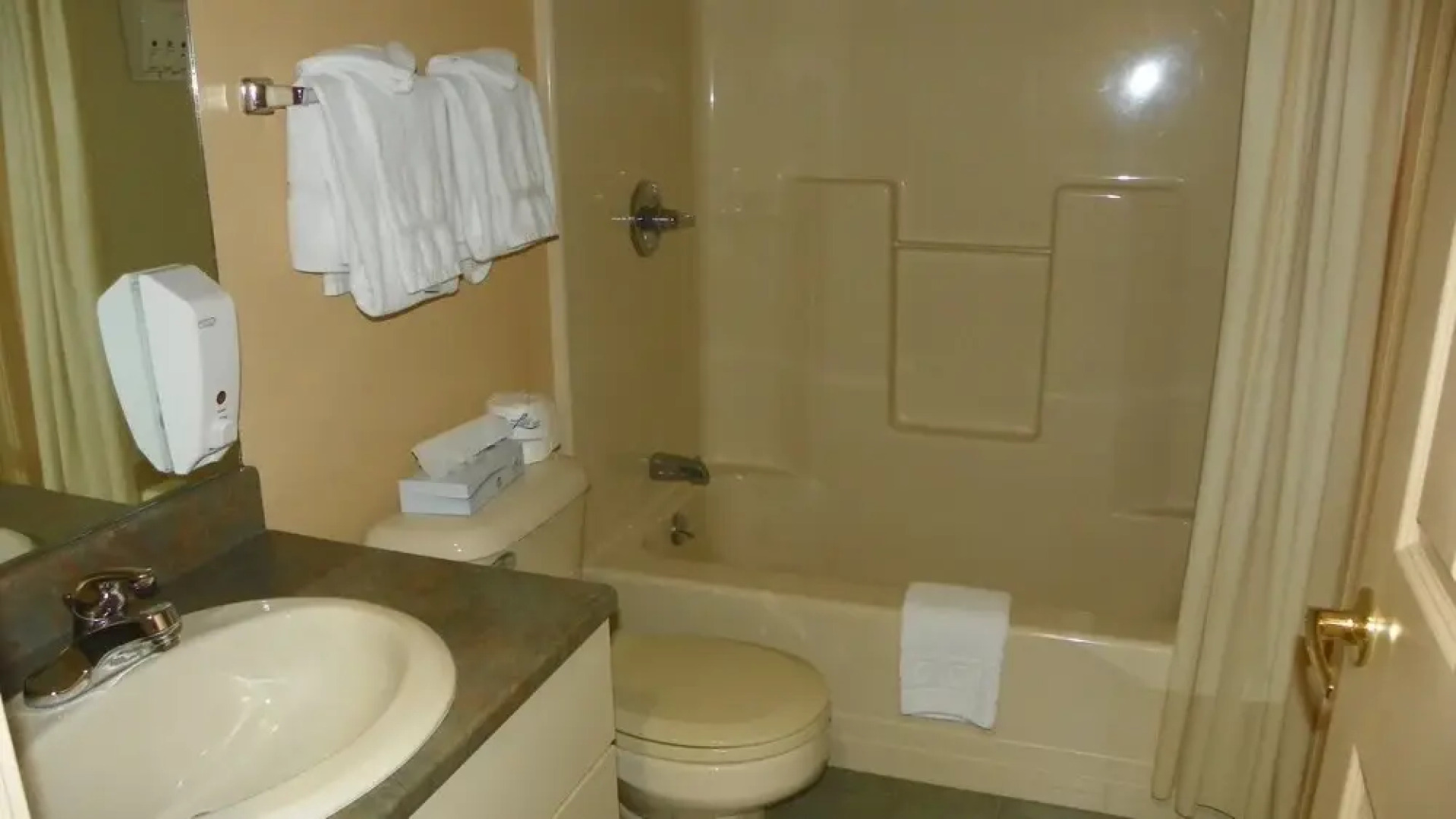 Spend Your Holidays at This 2 Bedroom Pollard Brook Resort Condo in the White Mountains of New Hampshire! - PB Dec 20th-27th, 2shw