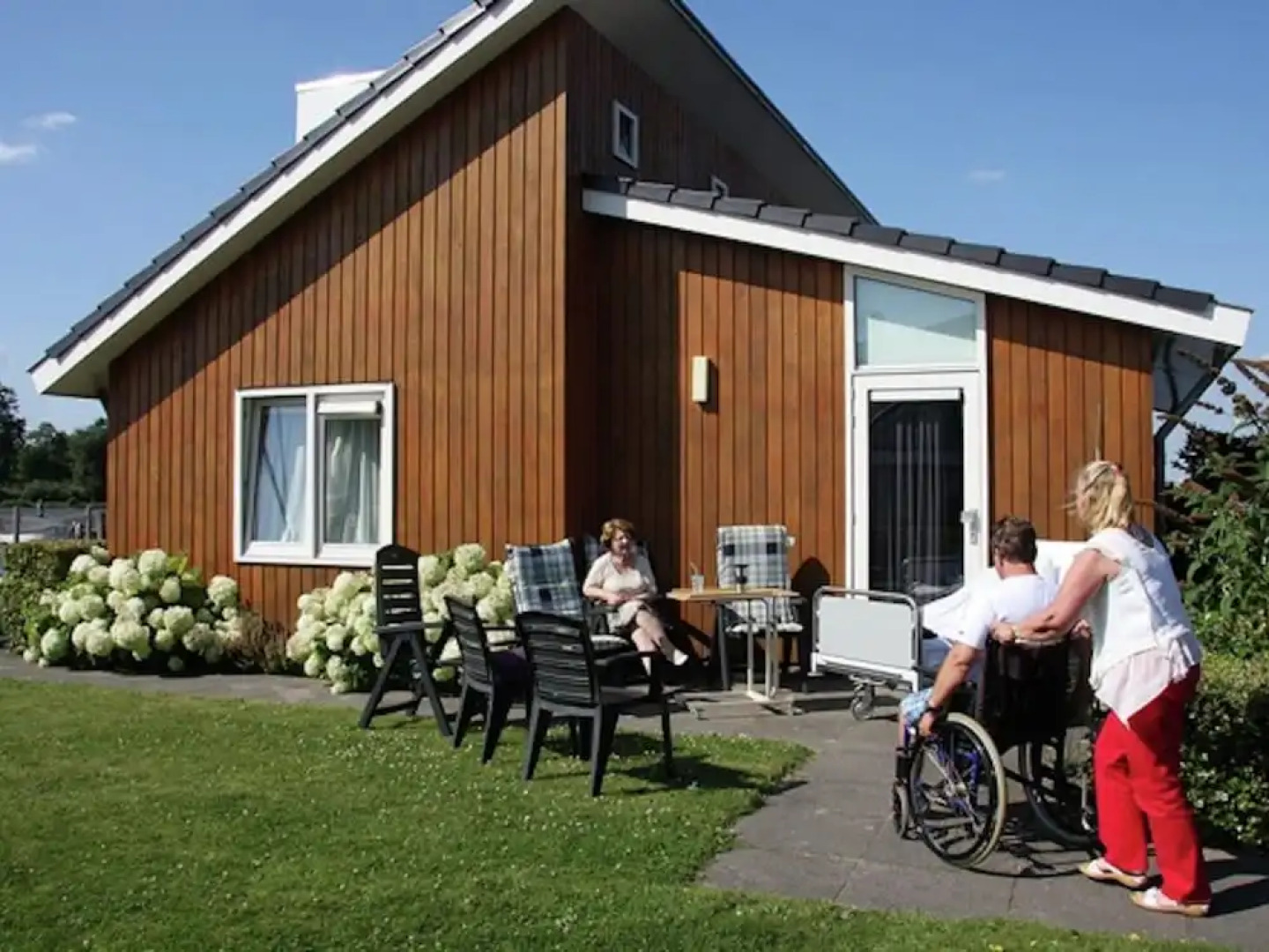 House by Uitgeestermeer With Garden