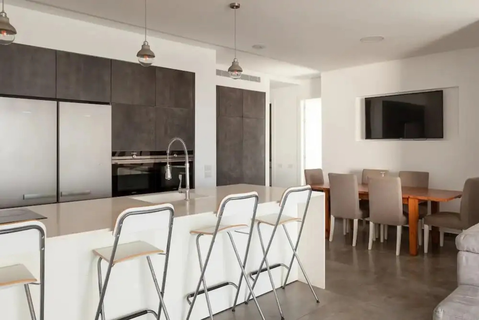 Luxury Penthouse on High Floor with Hot Tub