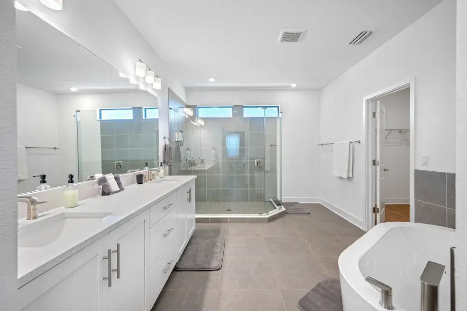 Luxury Modern Villa w/ Pool, Jacuzzi & Amenities!