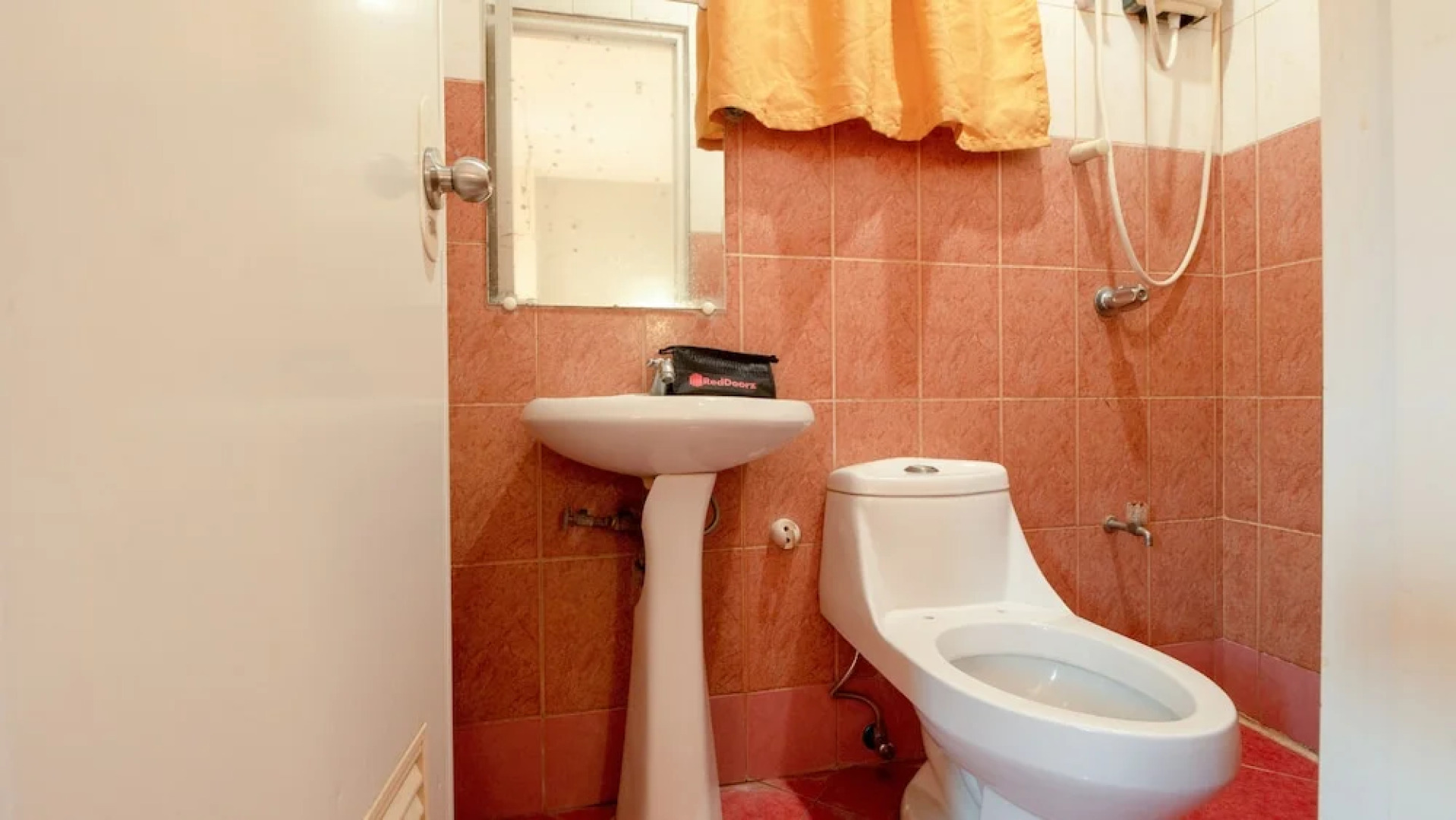 RedDoorz @ Paterno Street Tacloban