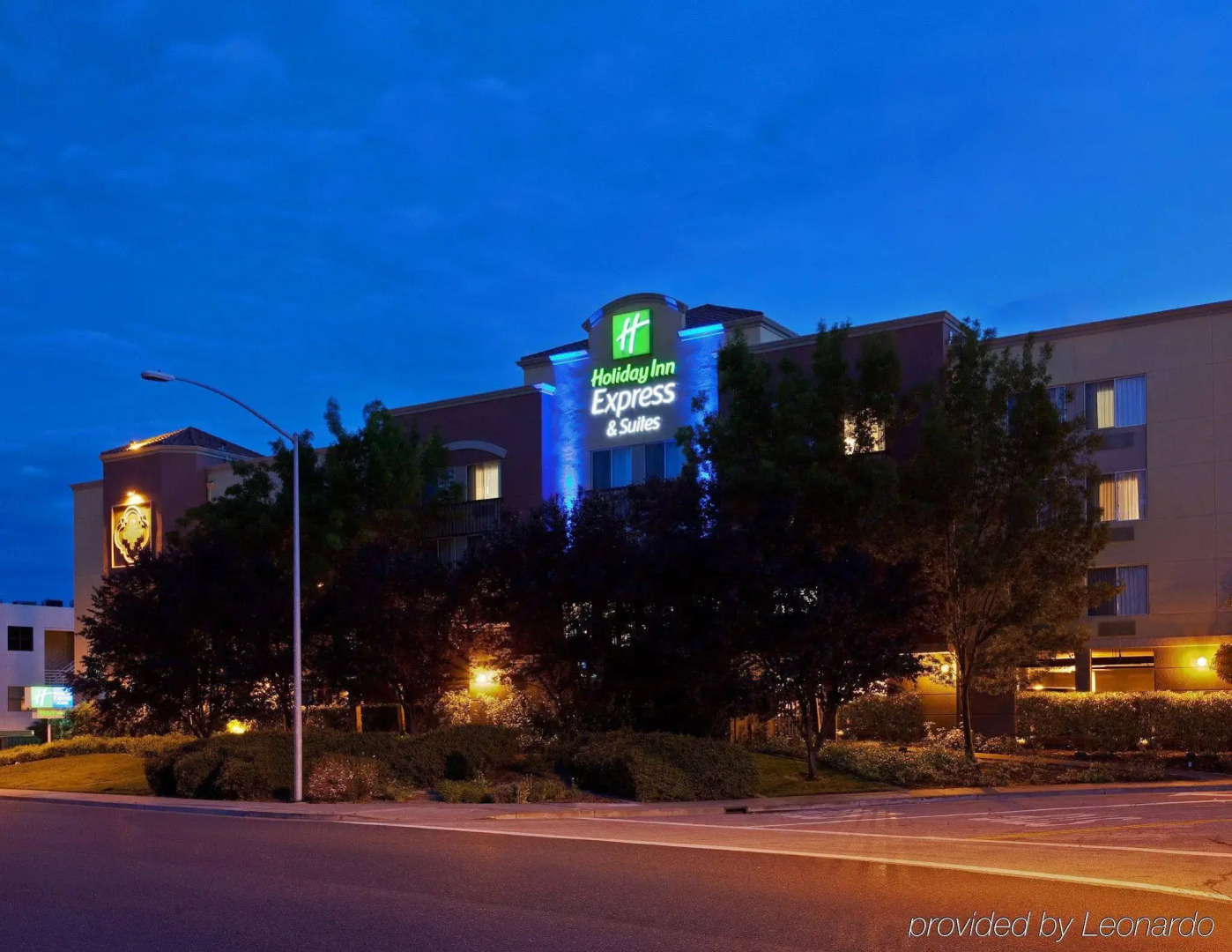 Holiday Inn Express Suites Belmont by IHG