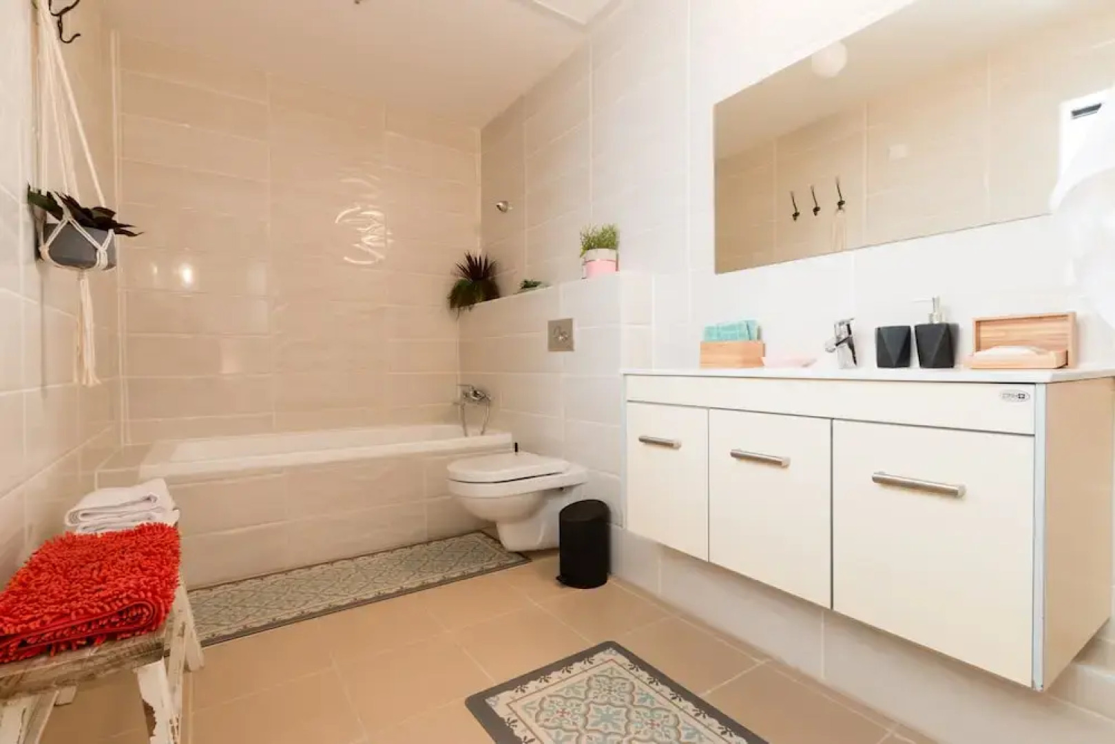 Artsy Modern Bright Apt in Bat Yam