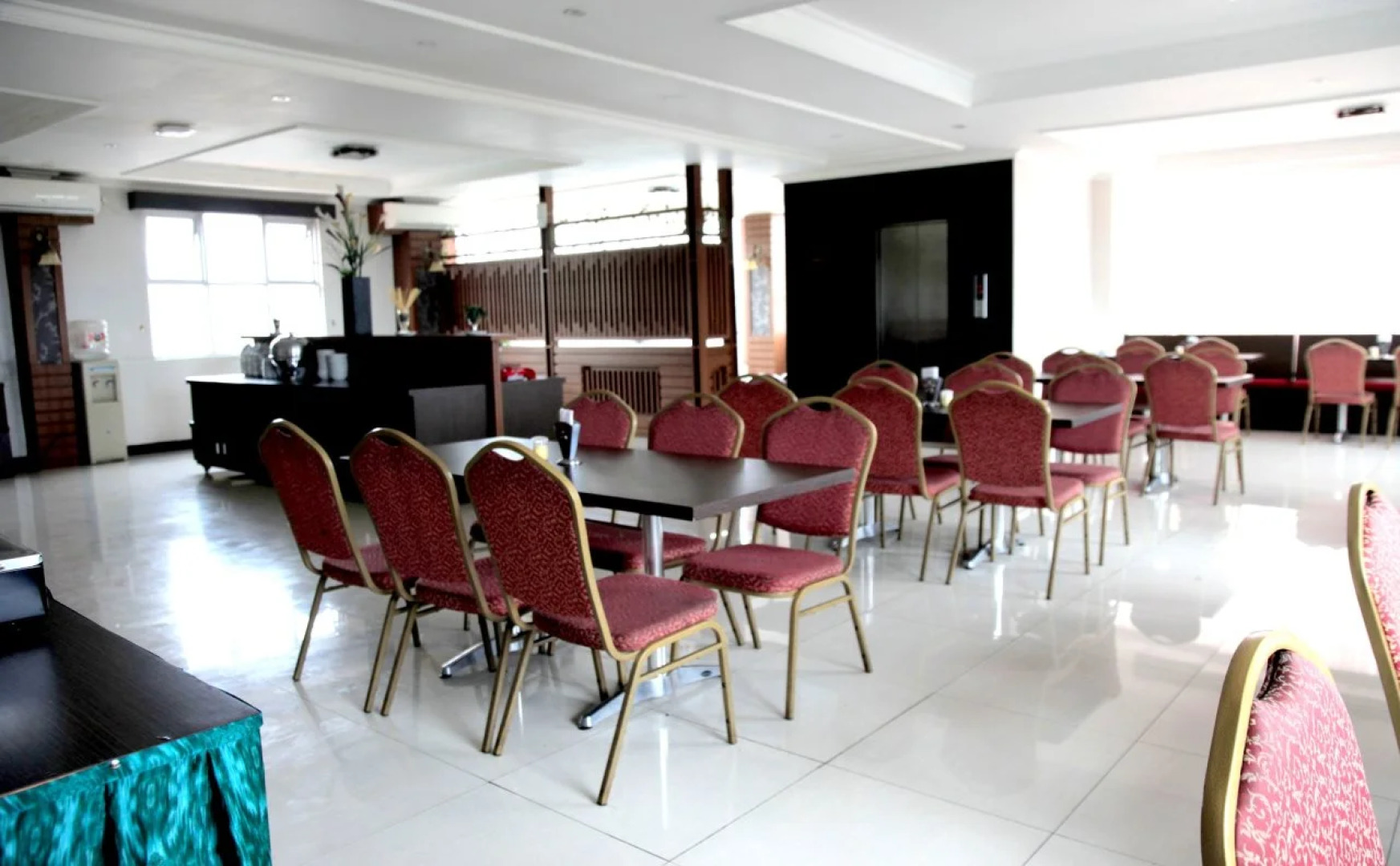 RedDoorz Plus @ Point Phila Cihampelas