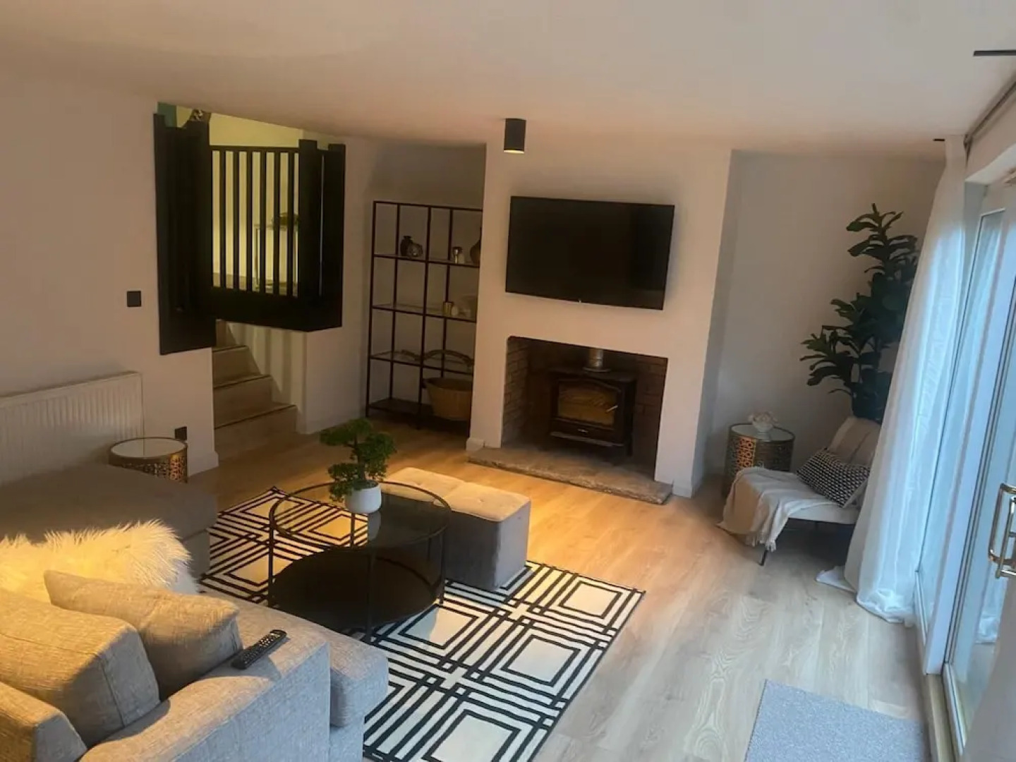 Sleeps7-parking-garden-patio