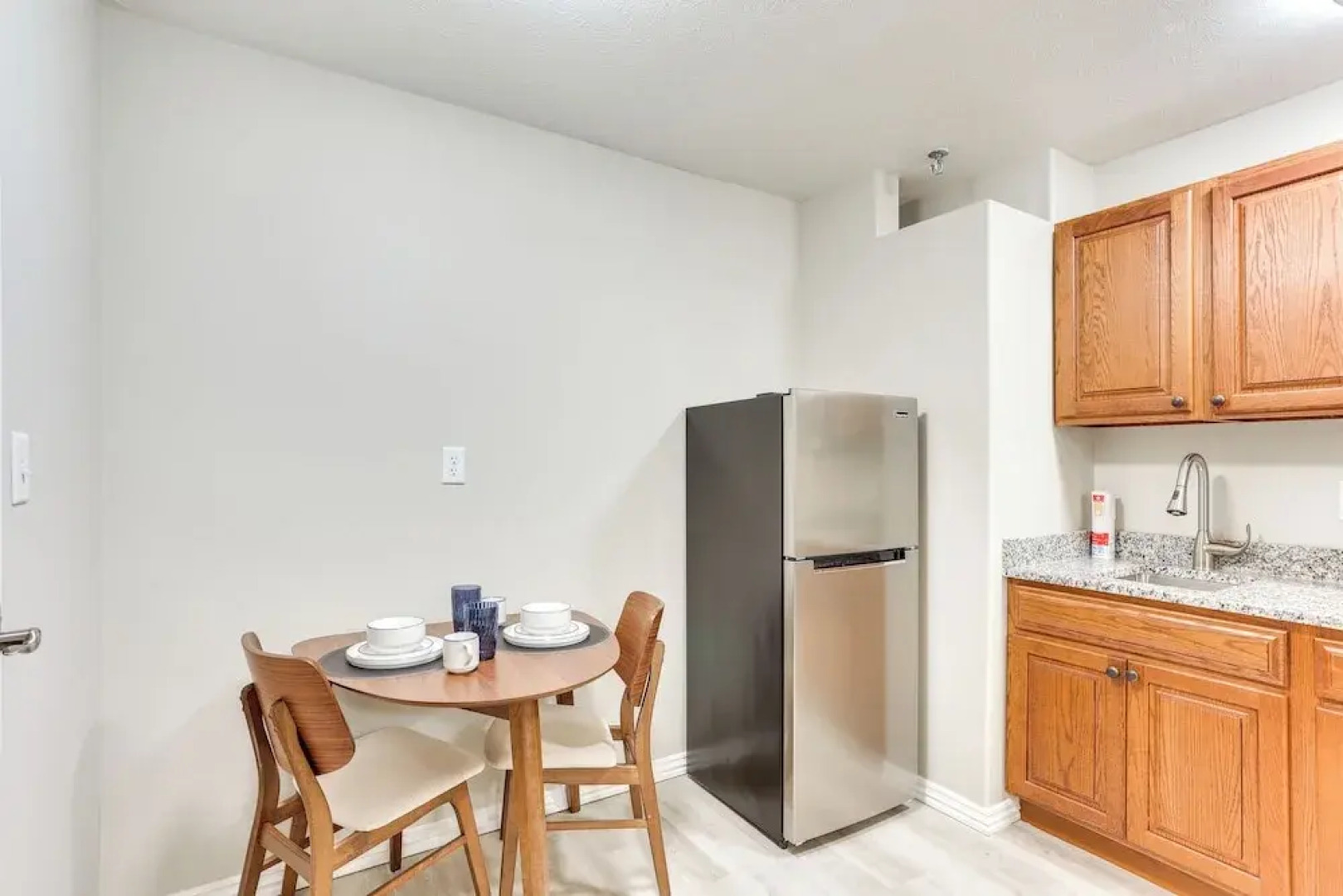 Half-mi to Oakland City Golf Club: Sleek Apartment