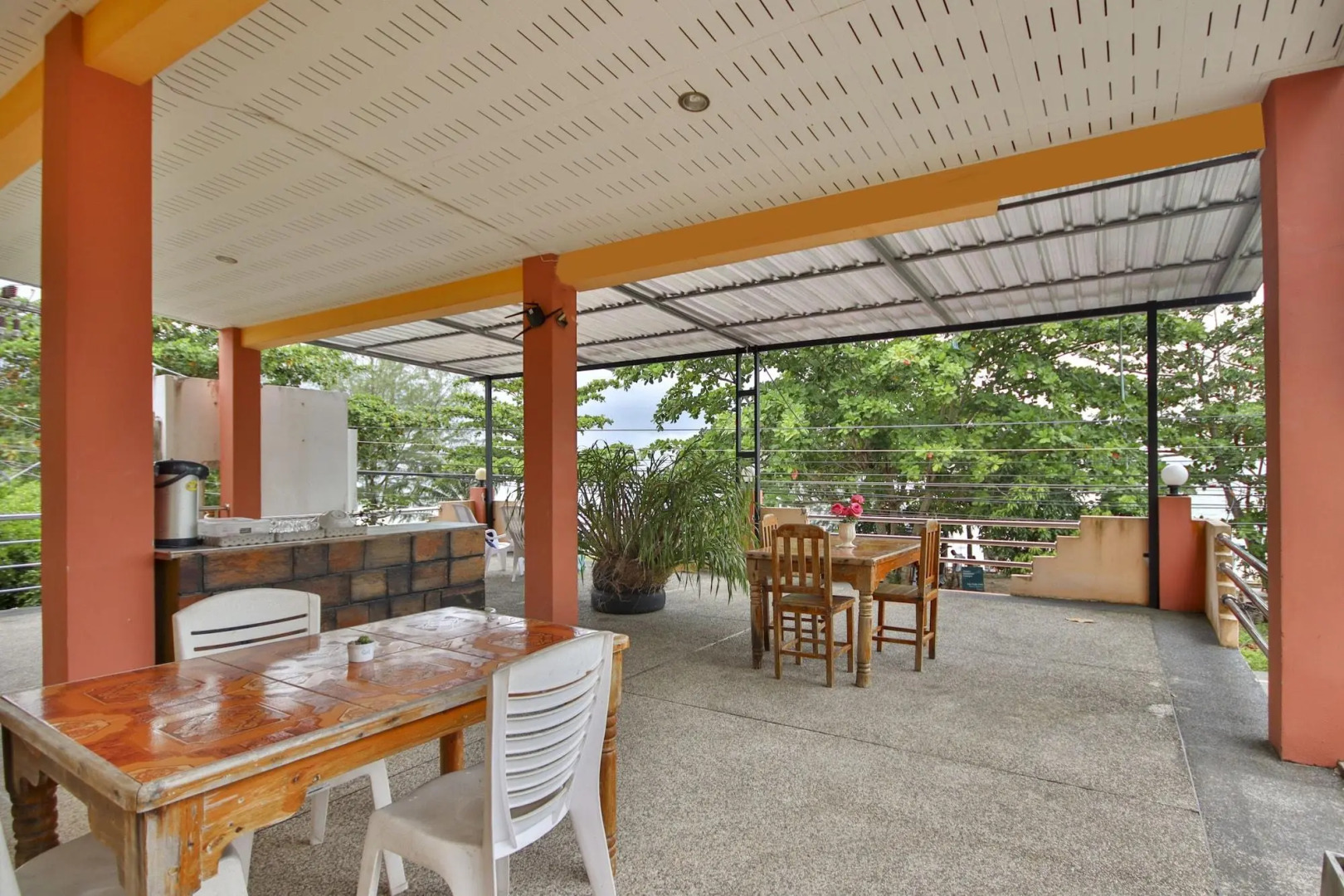 The Royhanna Beach House